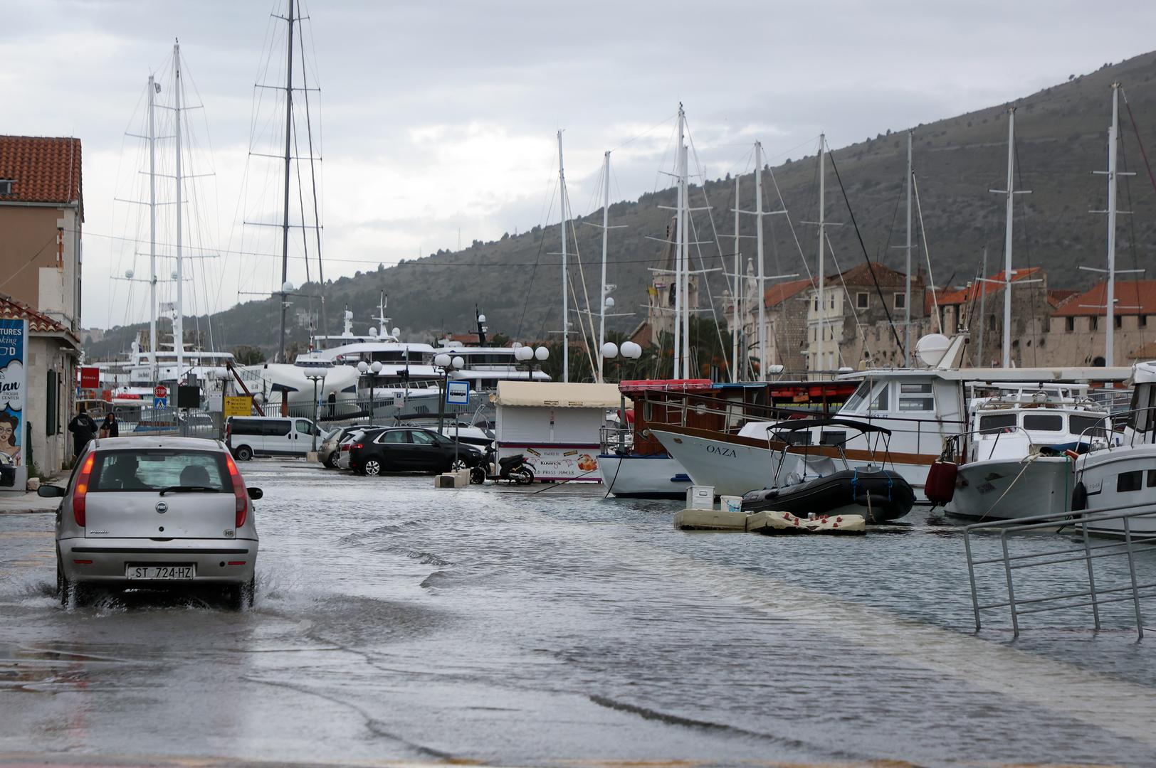 05.11.2023., Trogir - Cesta na Ciovu poplavljena plimom  Photo: Ivana Ivanovic/PIXSELL