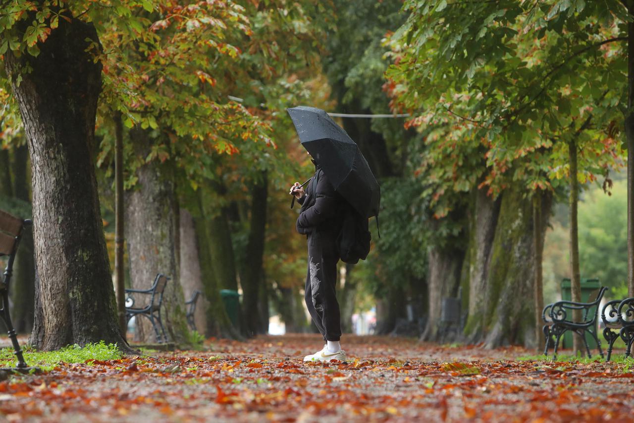 Karlovac: Kišno prijepodne u parku