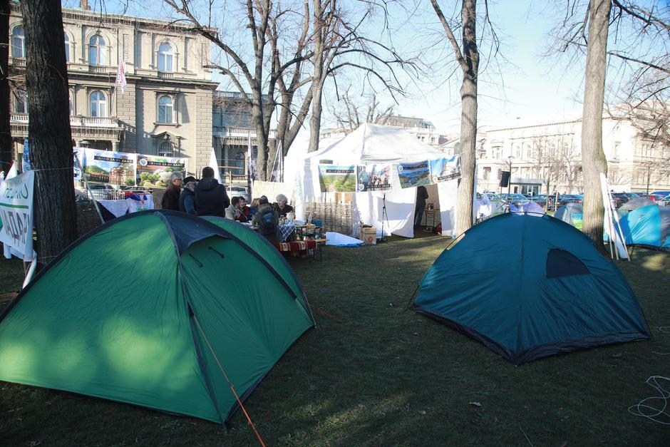 Beograd: Eko aktivisti noćili ispred zgrade Predsjedništva Srbije