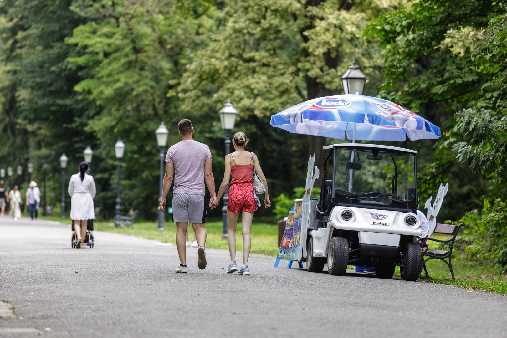 Maksimir nudi razne sadržaje - jezera, šetnice, livade i šumske staze, što ga čini savršenim mjestom za opuštanje i rekreaciju.