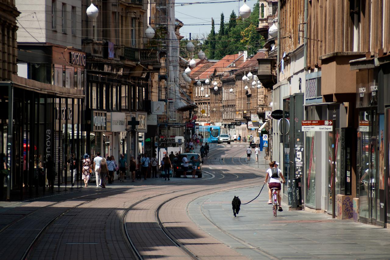 Zagreb: Prazan grad u nedjeljno podne