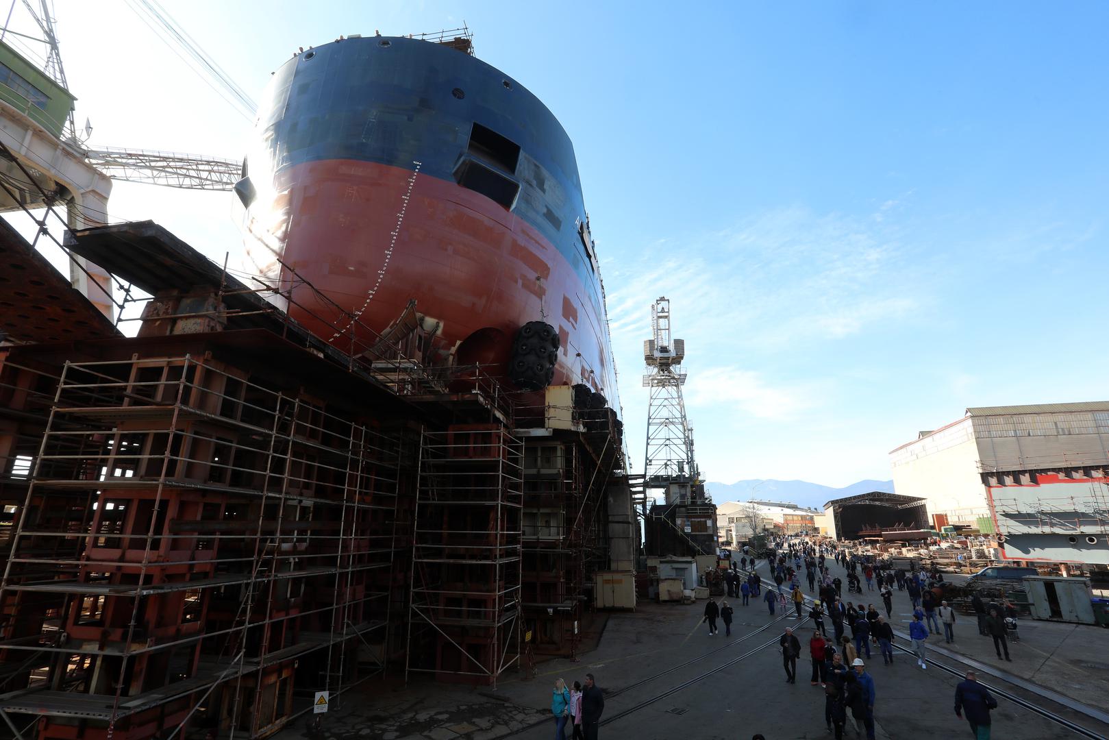 Brodogradilište je u talijanskom vlasništvu, pod imenom Cantieri Navali Quarnero, bilo od 1920. Nakon kapitulacije Italije 1943. došlo je pod njemačku upravu, a tijekom njemačkog povlačenja 1945. bilo je potpuno uništeno. 