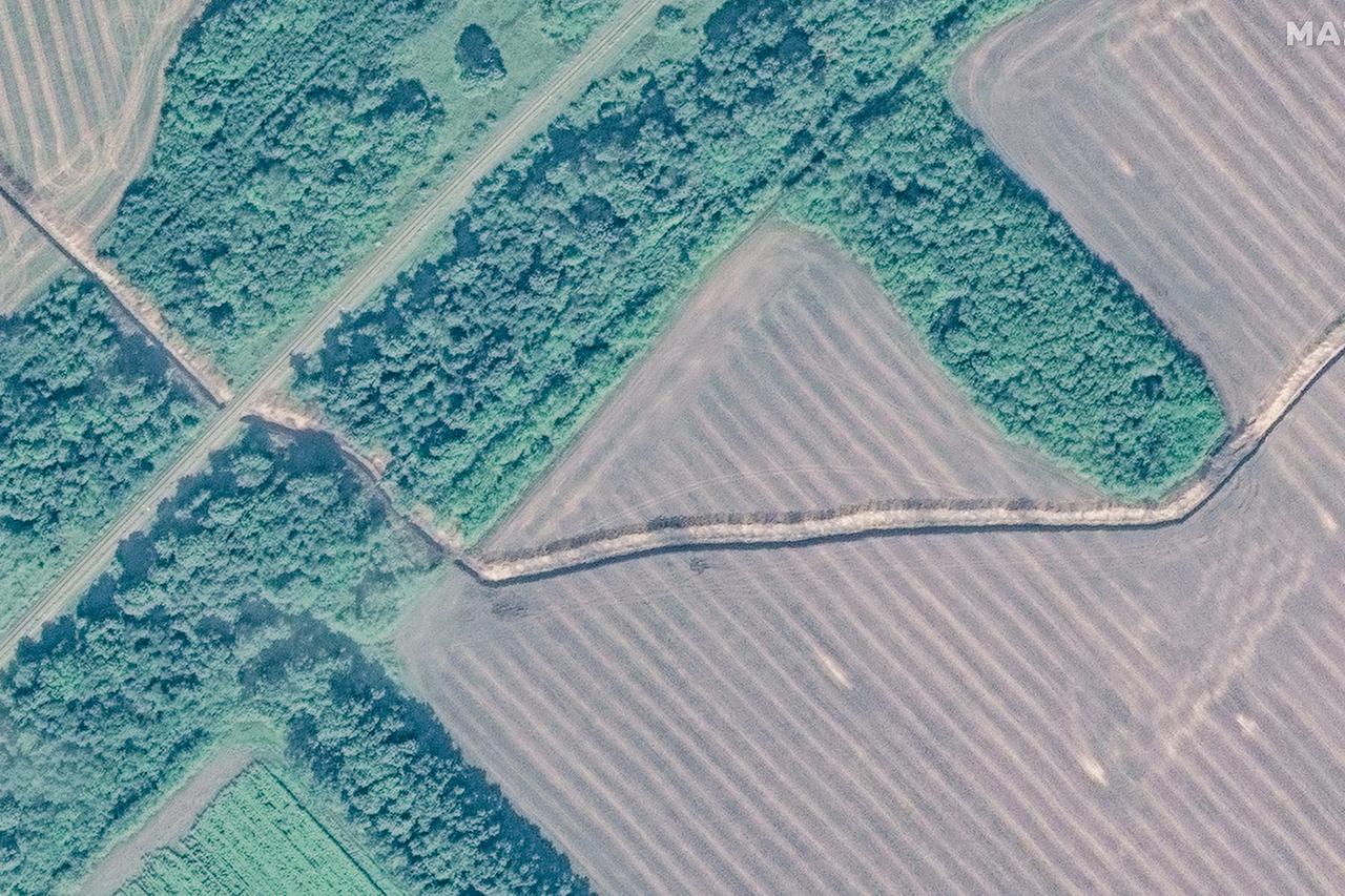 Satellite image shows a new series of defensive trenches built near Lgov