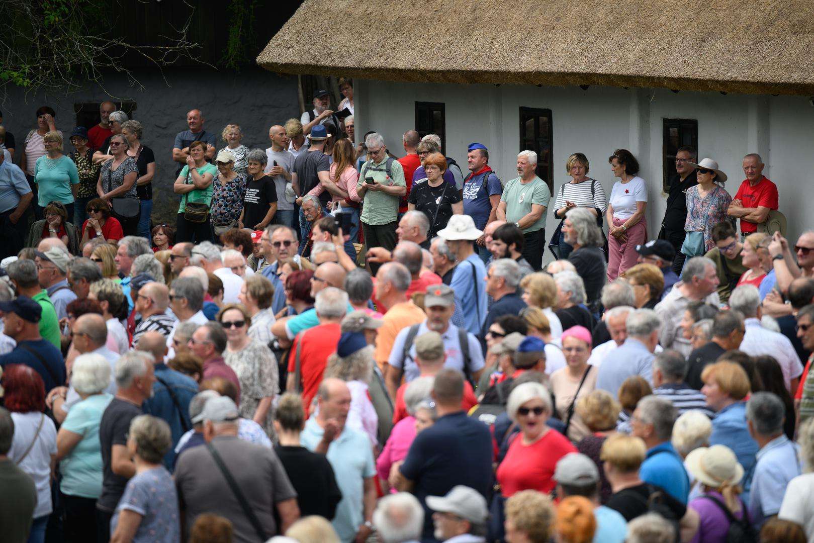 Tradicionalna manifestacija "Dan mladosti – radosti" kojom je obilježena 132. obljetnica rođenja Josipa Broza Tita, u subotu je u Kumrovcu, okupila desetak tisuća posjetitelja.

