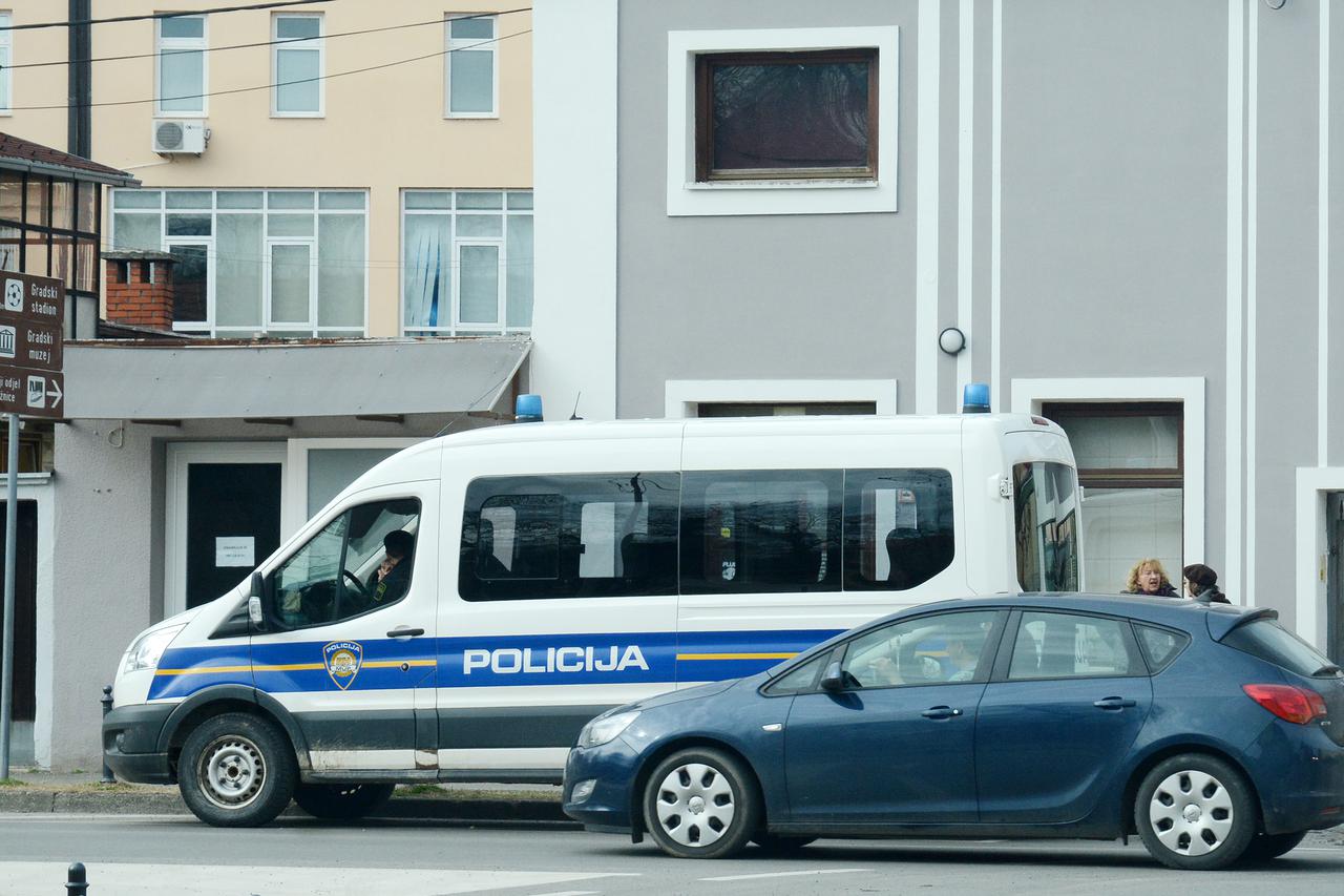 Policijska akcija u Sisku zbog uhićenja osoba povezanih s utajom poreza