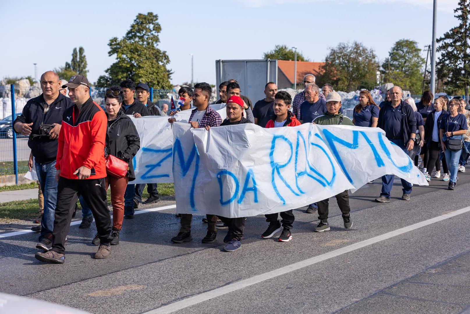 06.10.2023., Osijek - Radnici Drave International u koloni stigli ispred ulaza u tvornicu sa transparentima podrske vlasniku Zvonku Bedeu. Photo: Davor Javorovic/PIXSELL