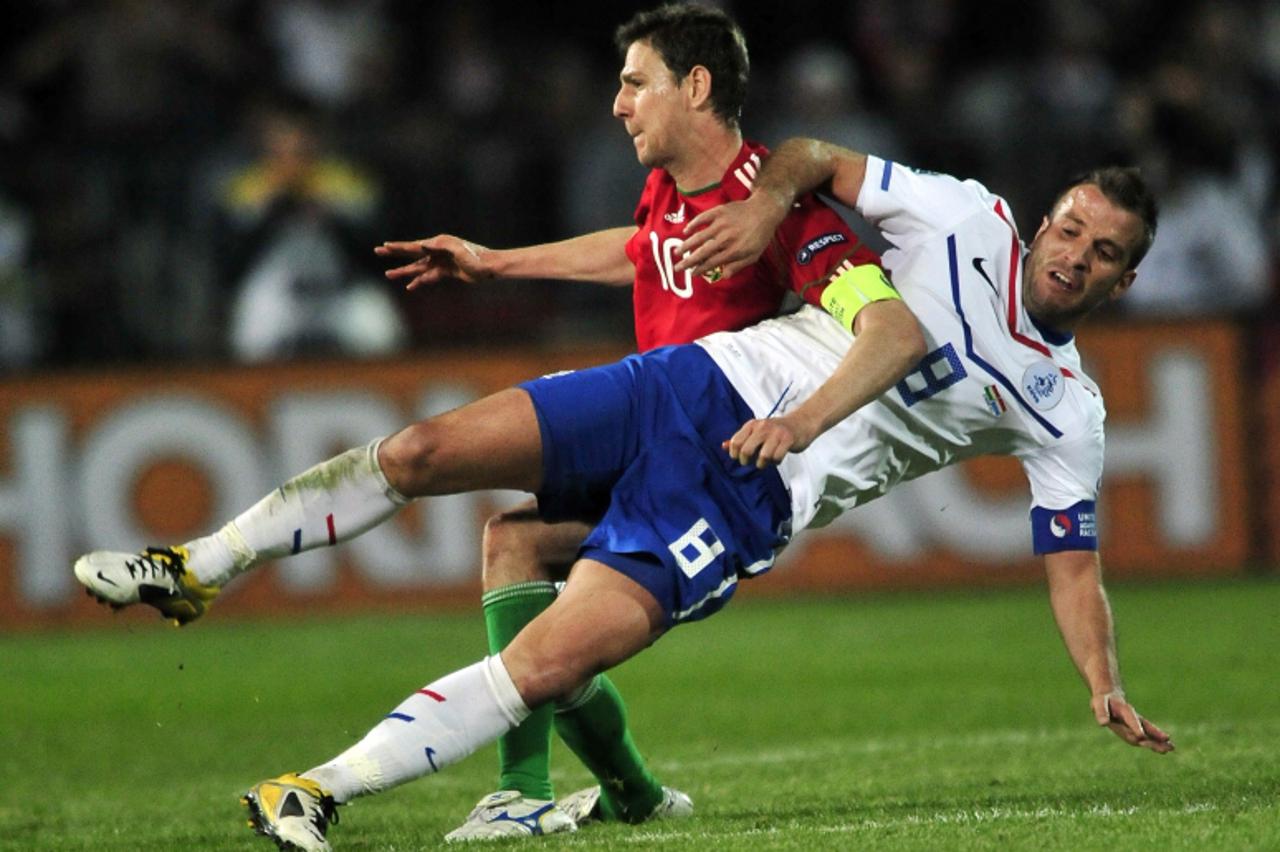 \'Netherlands\' Rafael van der Vaart (R) is pushed by Hungary\'s Zoltan Gera during their Euro 2012 group E qualifying match in Puskas stadium of Budapest on March 25, 2011. AFP PHOTO / ATTILA KISBENE