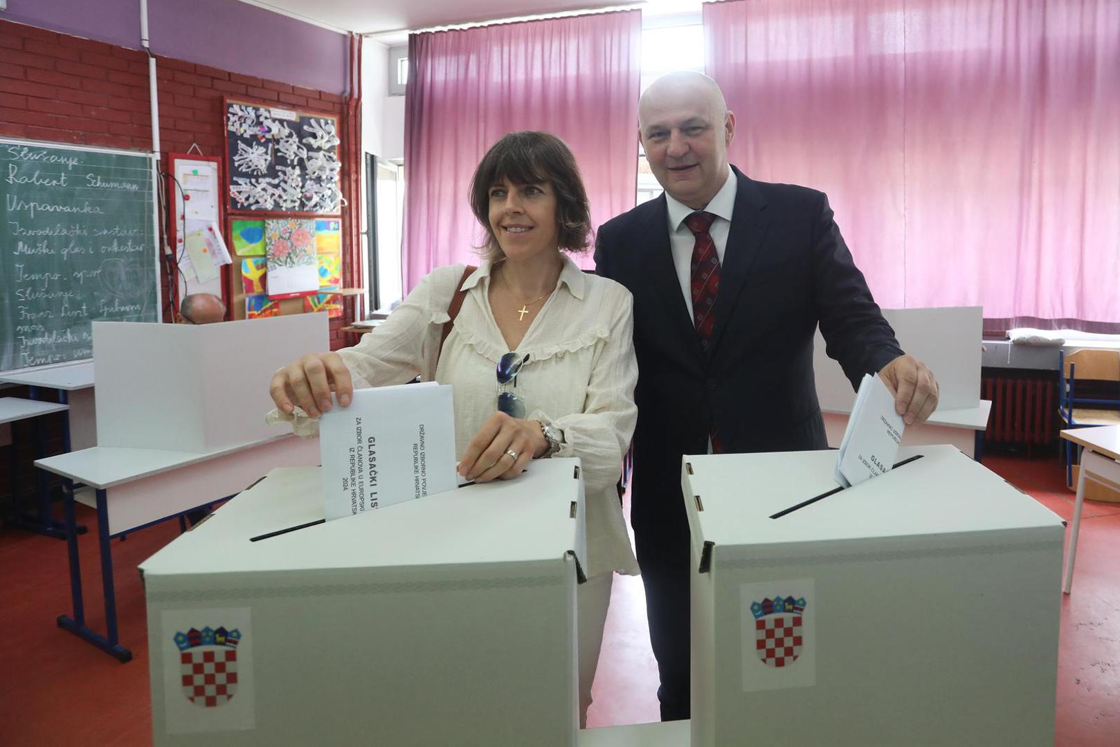 09.06.2024., Zagreb - Mislav Kolakusic, predsjednik stranke Pravo i Pravda i nositelj liste stranke Pravo i Pravda na izborima za Europski parlament glasao je na birackom mjestu 171. Dugave I. osnovne skole Dugave Photo: Zeljko Hladika/PIXSELL