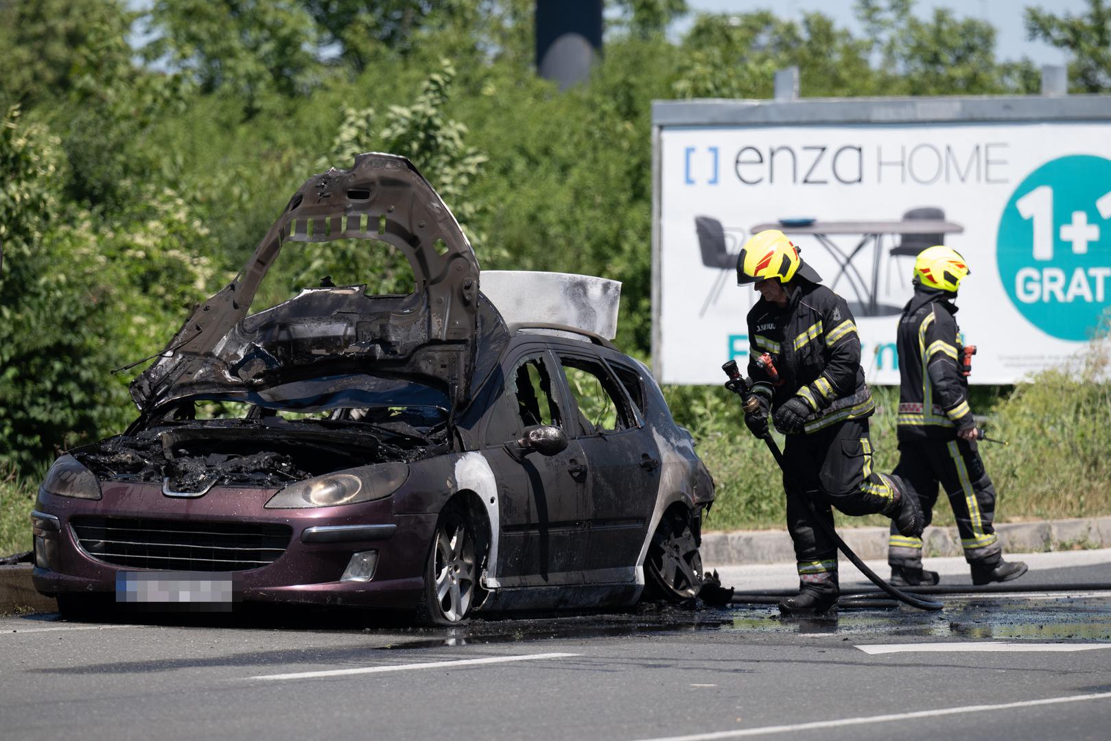 Sve se dogodilo u blizini zagrebačkog trgovačkog centra City Center One - East, a, sudeći prema fotografijama, riječ je o starom Peugeotu.