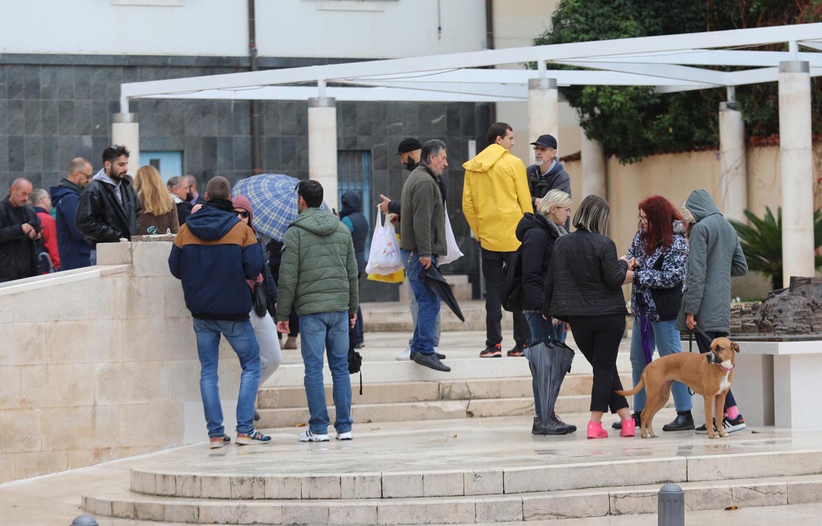 26.11.2021., Sibenik - Na glavni ulaz u Gradsku upravu prosvjednici su stavili lanac i zakljucali ga lokotom te se nije moglo uci ni izaci. 
Photo: Dusko Jaramaz/PIXSELL