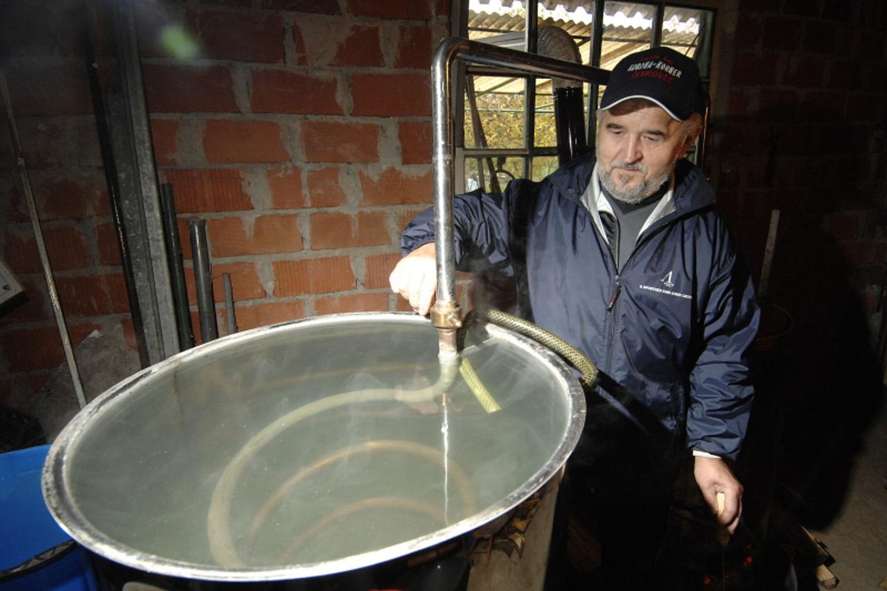 '20.10.2010., Cakovec- Mali proizvodjaci alkohlonih pica iz Medjimurja od iduceg tjedna trosarinu placaju u Cakovcu. Milivoj Petkovic iz Senkovca proizvodi domacu viljamovku. Photo: Vjeran Zganec Rogu