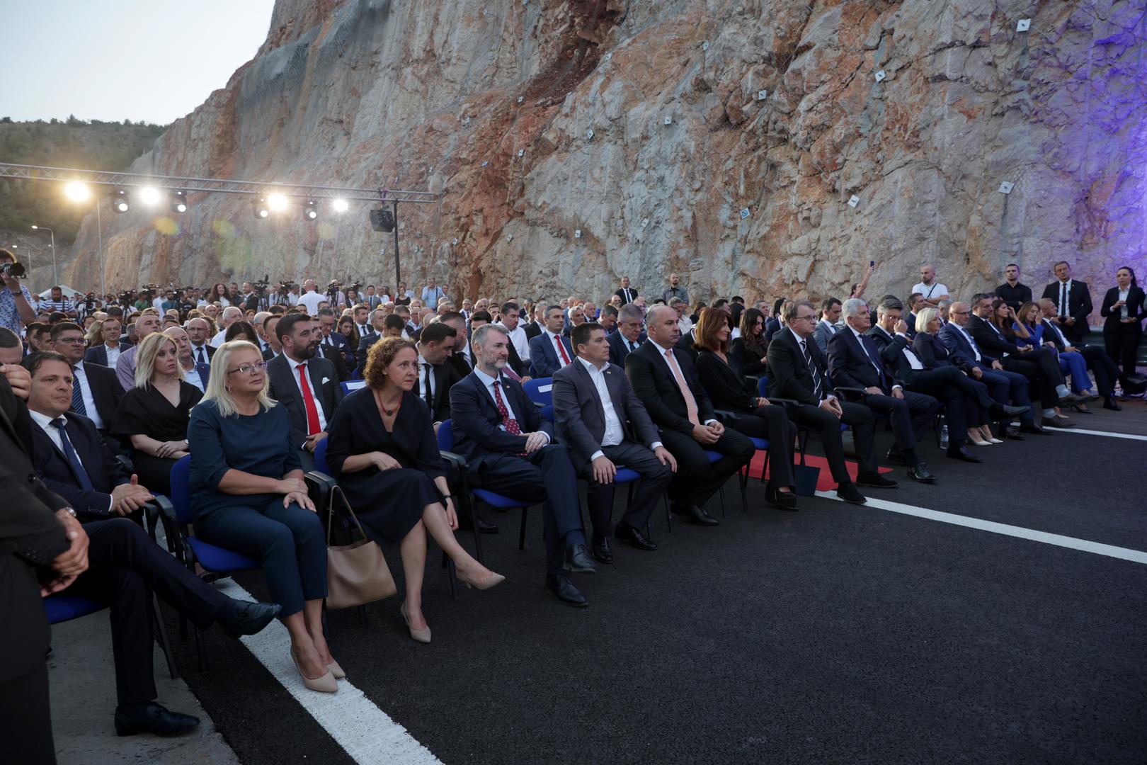 ''Ovaj projekt daje novu dimenziju sveukupnom infrastrukturnom razvoju u našoj zemlji i njime postavljamo visoko ljestvicu koju treba nastaviti pratiti'', kazala je.
