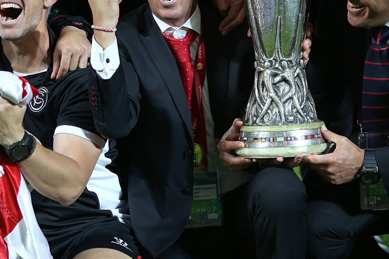 Soccer - UEFA Europa League - Final - Sevilla v Benfica - Juventus StadiumSevilla's manager Unai Emery with the UEFA Europa League trophyJohn Walton Photo: Press Association/PIXSELL