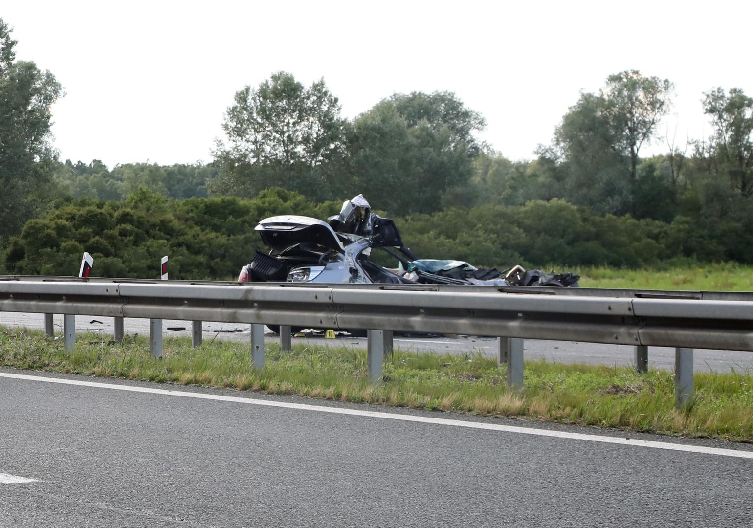 31.05.2024., Novska - Na sjevernoj strani autoceste A3 izmedju cvora Okucani i Novska dogodila se prometna nesreca u kojoj je sudjelovalo teretno i osobno vozilo. Dvije osobe su smrtno stradale dok je jedna osoba prevezena u bolnicu u Novu Gradisku. Policijski ocevid je u tijeku. Photo: Edina Zuko/PIXSELL