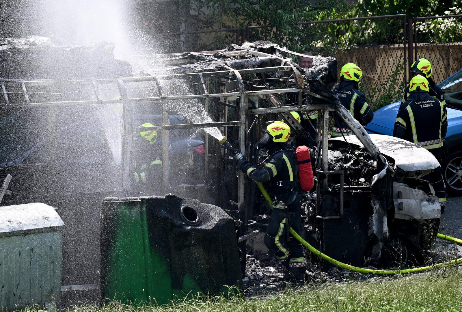 19.06.2023., Zagreb - U Hercegovackoj ulici planuo autobus ZET-a. ostecena okolna vozila i kontejneri. Photo: Davor Puklavec/PIXSELL