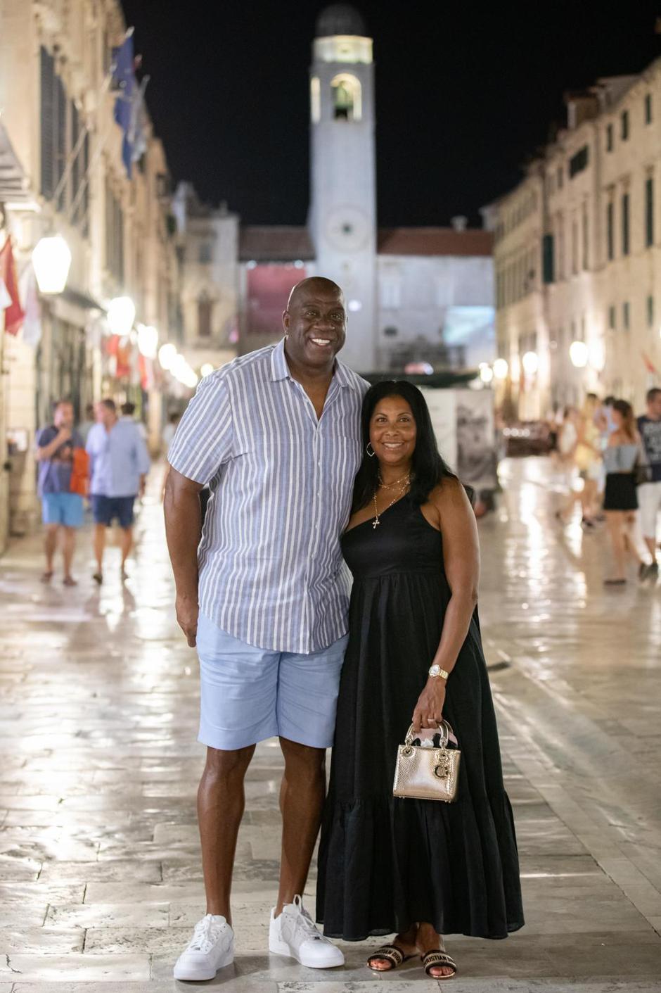 Magic Johnson u društvu supruge prošetao Stradunom