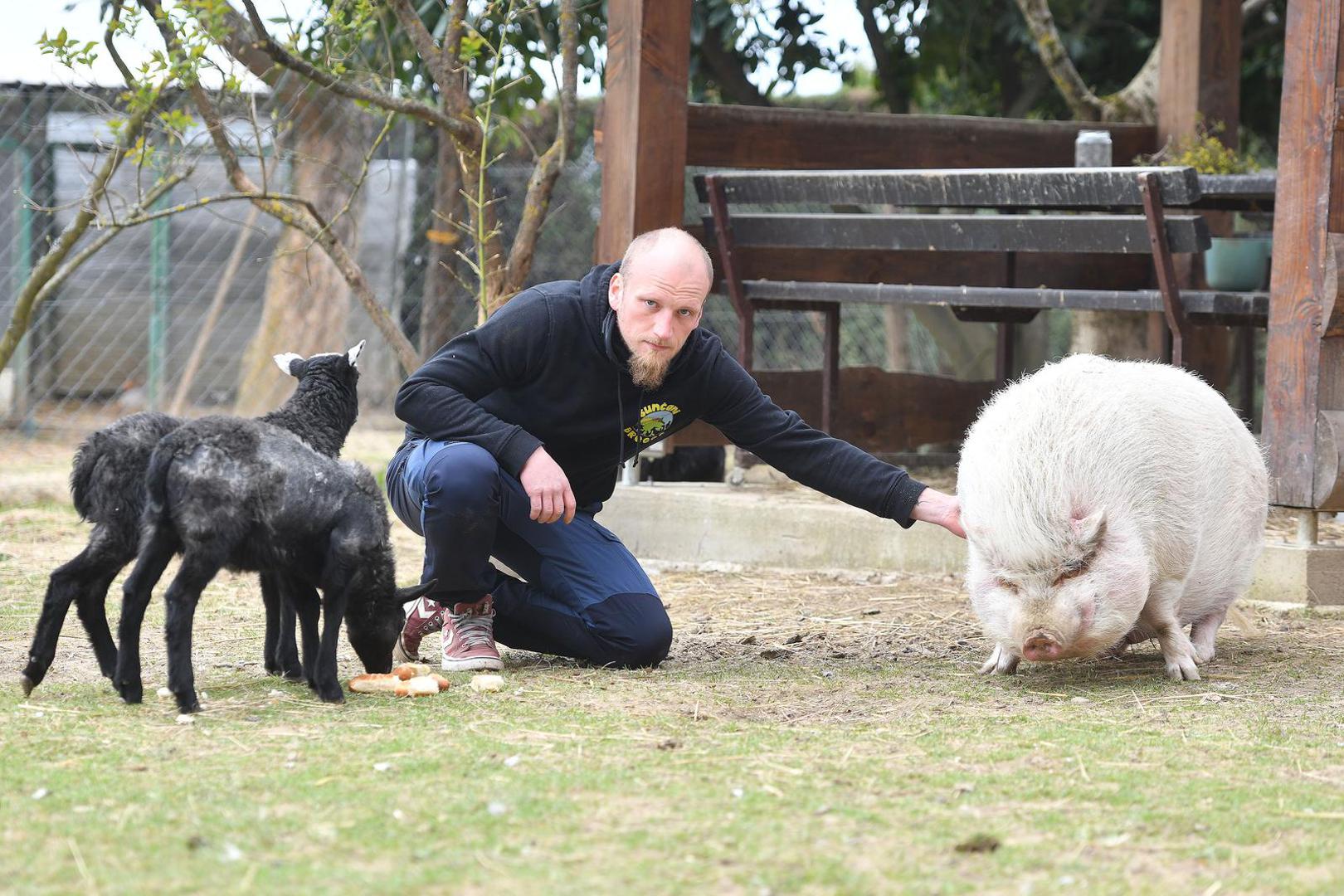 07.04.2023., Pescenica Vinicka - Nikola Bosak, vlasnik utocista za farmske zivotinje Suncani Bregec. Photo: Vjeran Zganec Rogulja/PIXSELL