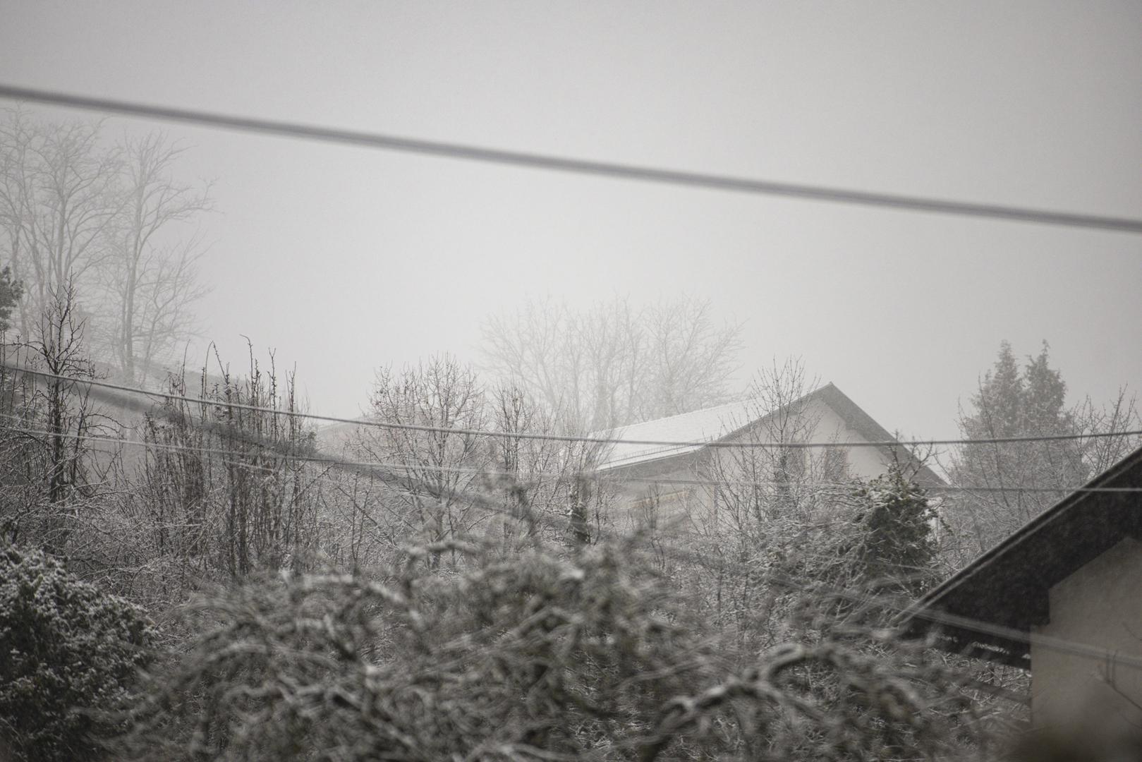 Meteorolozi su najavili snježne padaline već dan ranije, a stanje na cestama potvrdilo je njihova predviđanja. Zagrebačke ulice, trgovi i parkovi prekriveni su snijegom.