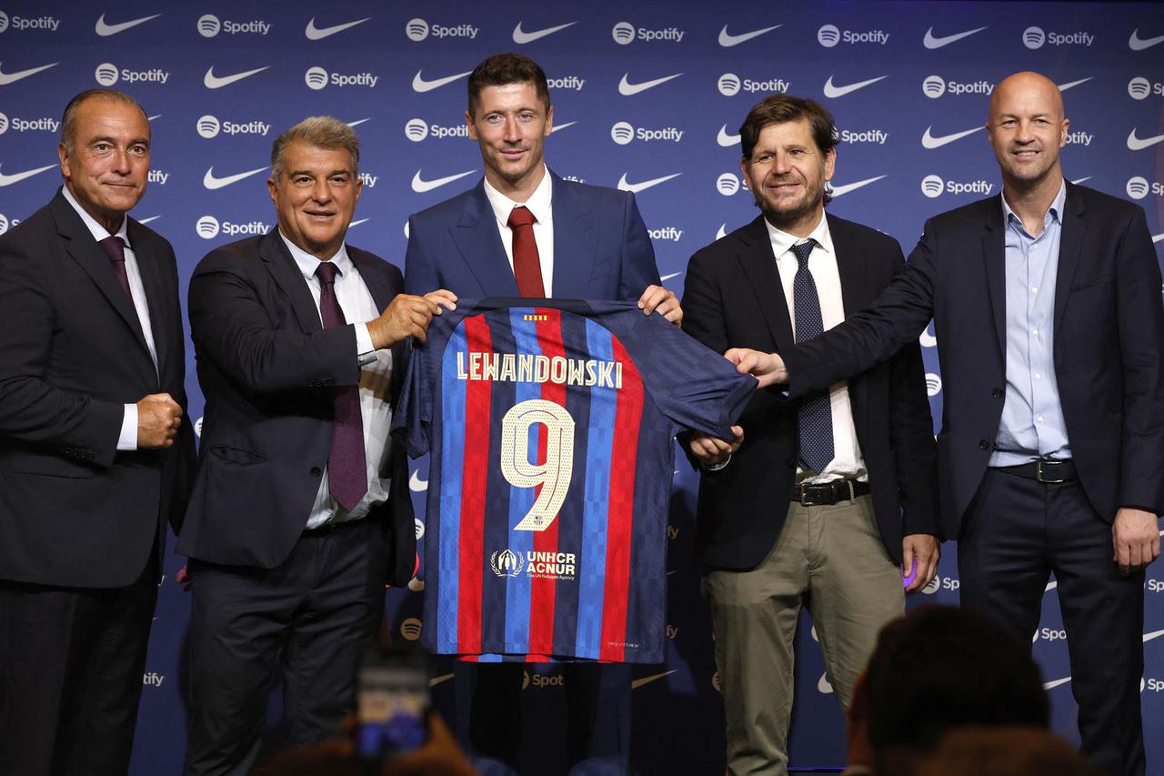 FC Barcelona unveil Robert Lewandowski