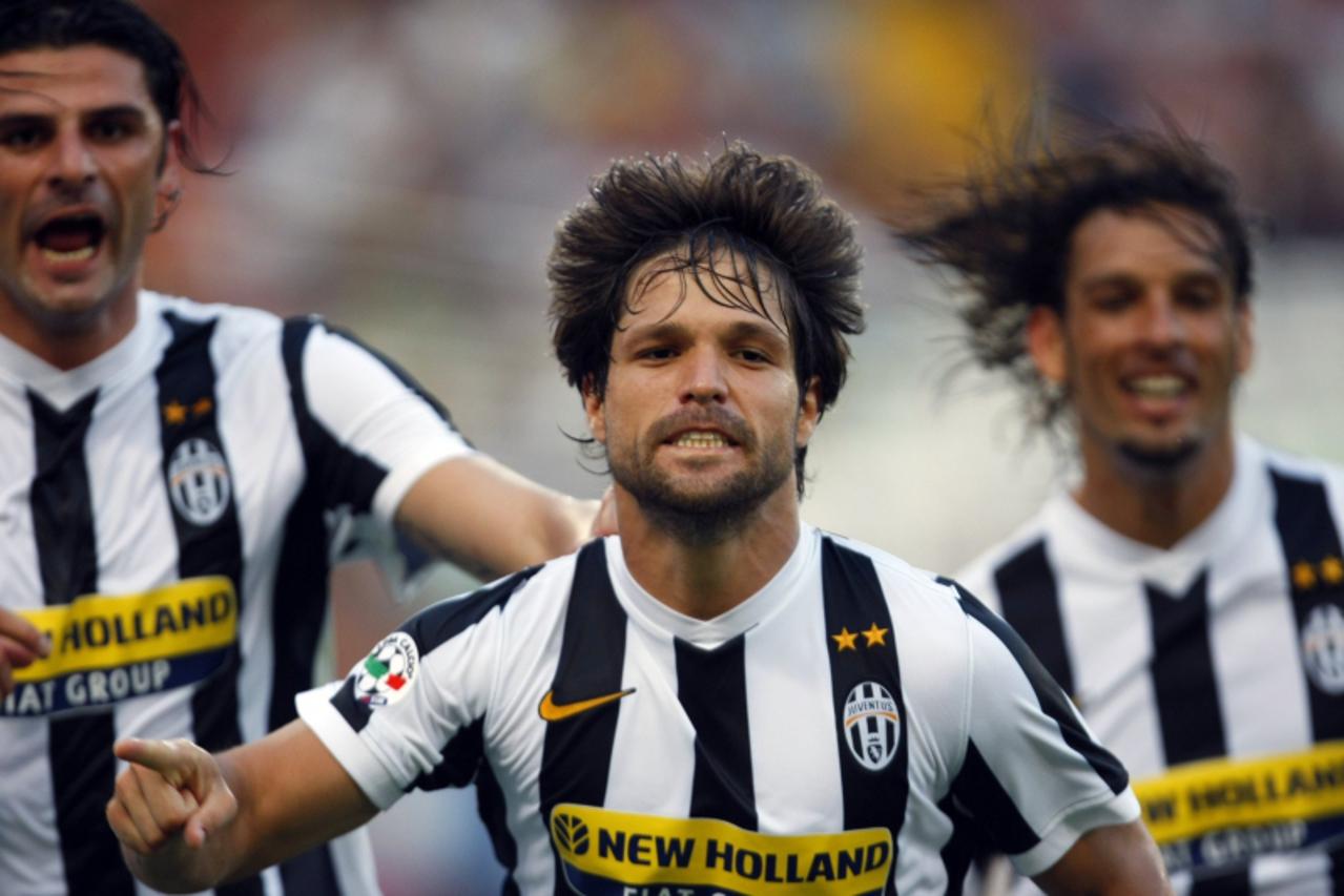 'Juventus\' Diego (C) celebrates with his teammates Vincenzo Iaquinta (L) and Amauri (R) after scoring during their Italian Serie A soccer match against AS Roma at the Olympic stadium in Rome August 3