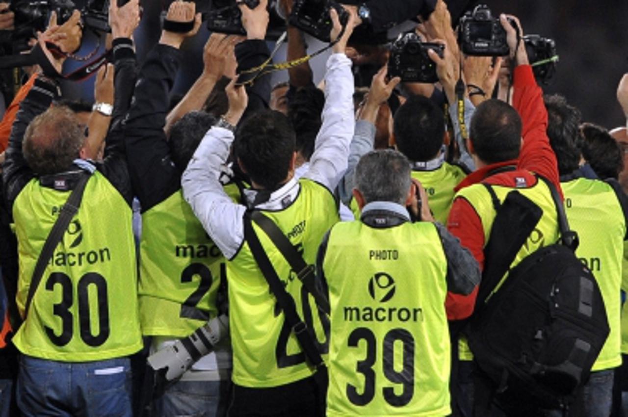 'Napoli\'s players toss their president Aurelio De Laurentiis into the air as they celebrate after their Italian Serie A soccer match against Inter Milan at the San Paolo stadium in Naples May 15, 201