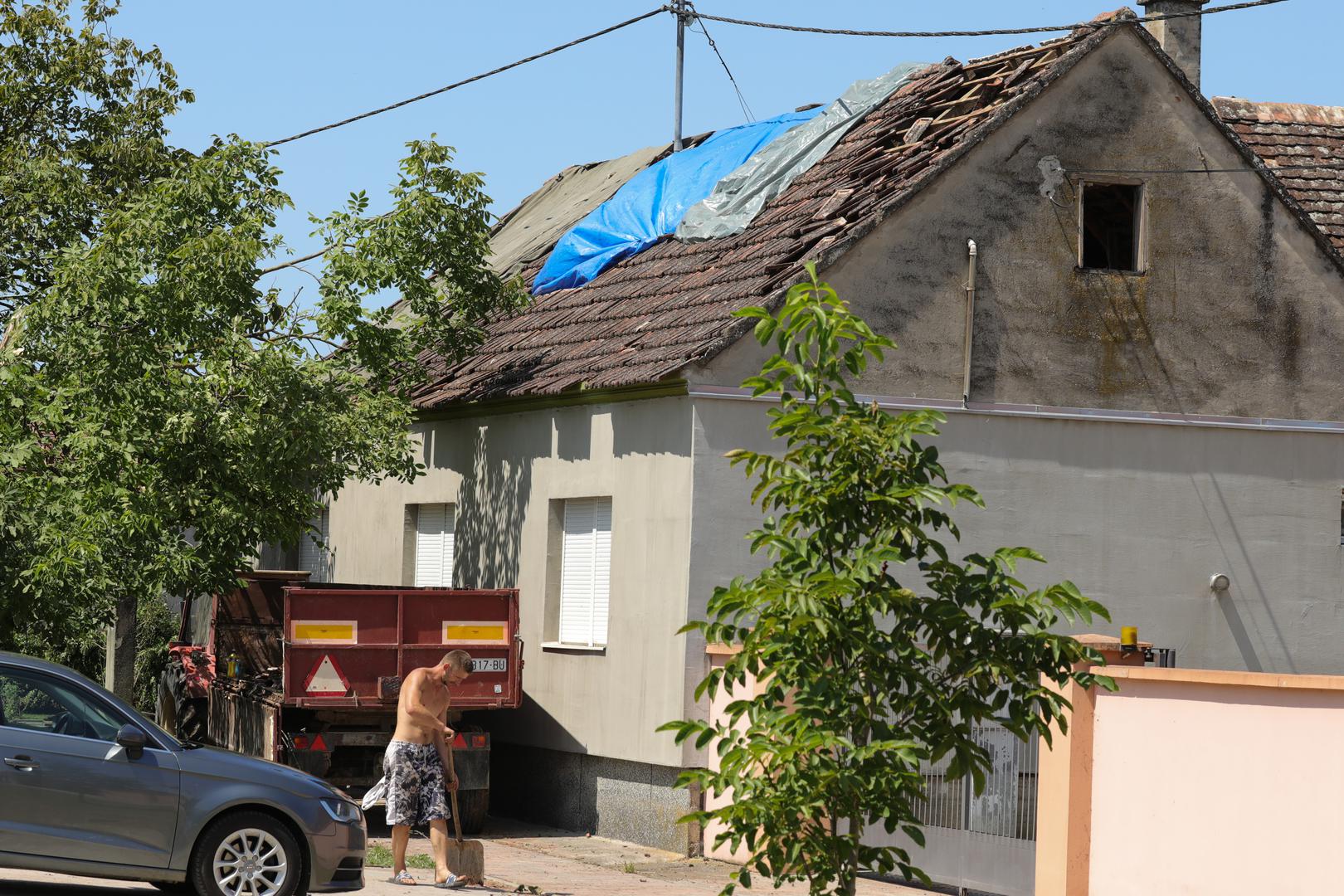 20.07.2023., Vinkovci - Gradiste, Andrijasevci i Cerna slavonska sela koja su jako strradala od posljednjeg olujnog nevremena. Stanovnici pokusavaju sanirati stetu. Photo: Dubravka Petric/PIXSELL