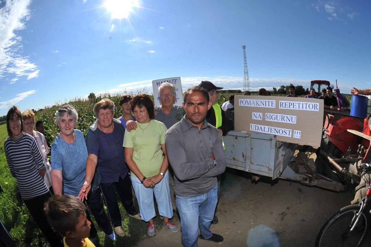 '09.08.2011., Sveti Djurdj- Mjestani organizirali prosvjed protiv Vipneta i repetitora koji je postavljen nedaleko od sela. Blokirali su poljske puteve, boje se zracenja. Photo: Vjeran Zganec-Rogulja/