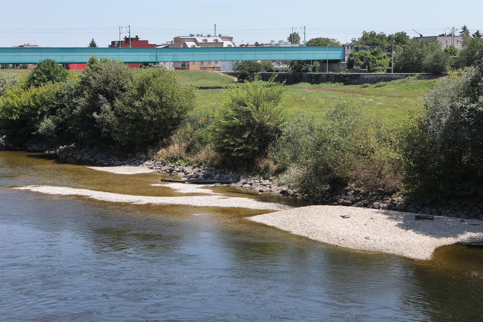 Zagreb: Zbog niskog vodostaja Save počele su se pojavljivati ade, otoci i plaže