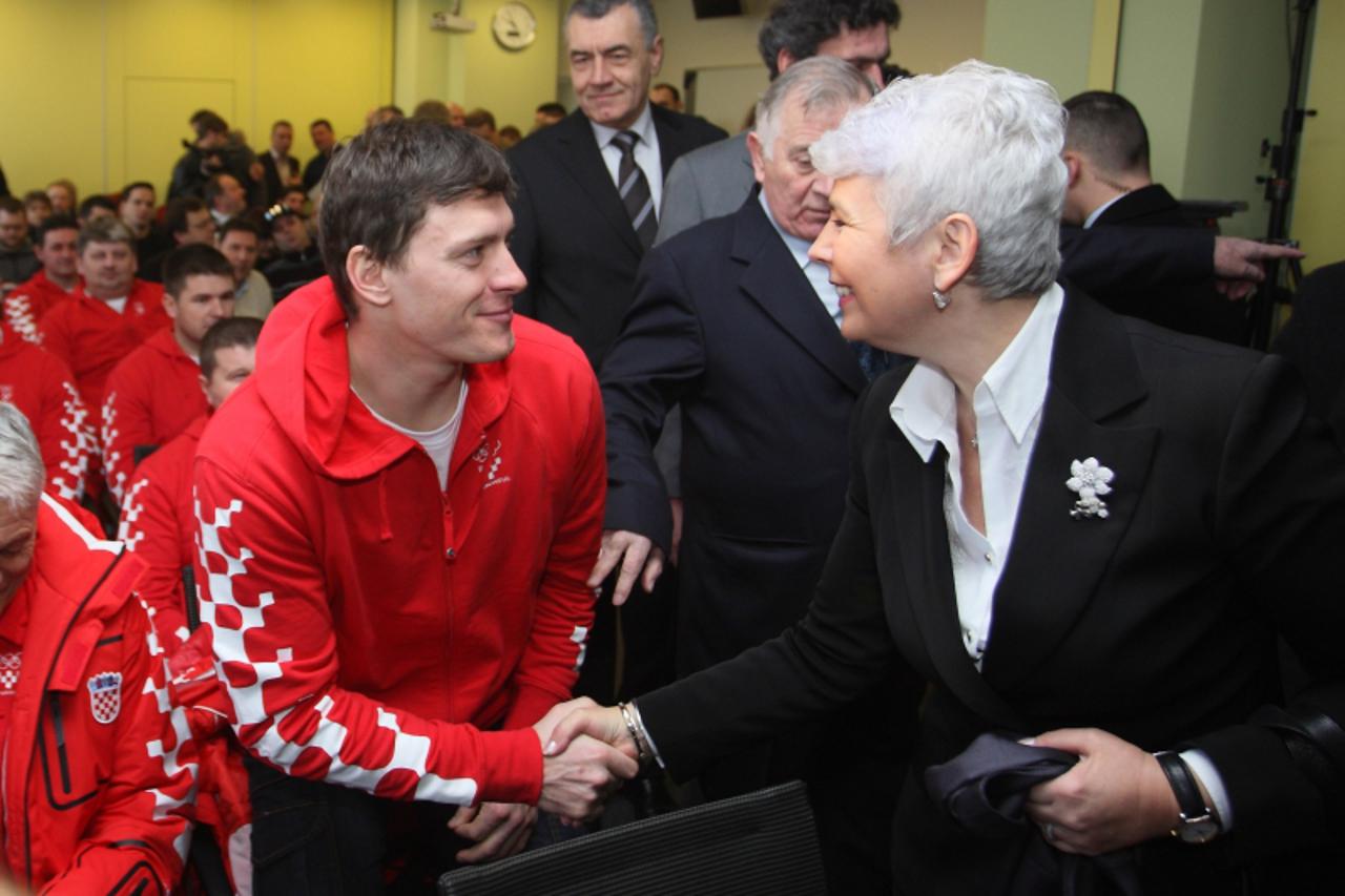 '01.02.2009.Zagreb, Hrvatska  Predstavljanje Hrvatske olimpijske delegacije ZOI Vancouver 2010 u Edukacijskom centru T-HTa.  Premjerka Jadranka Kosorrukuje se s Ivicom Kostelicem Photo: Zeljko Lukunic