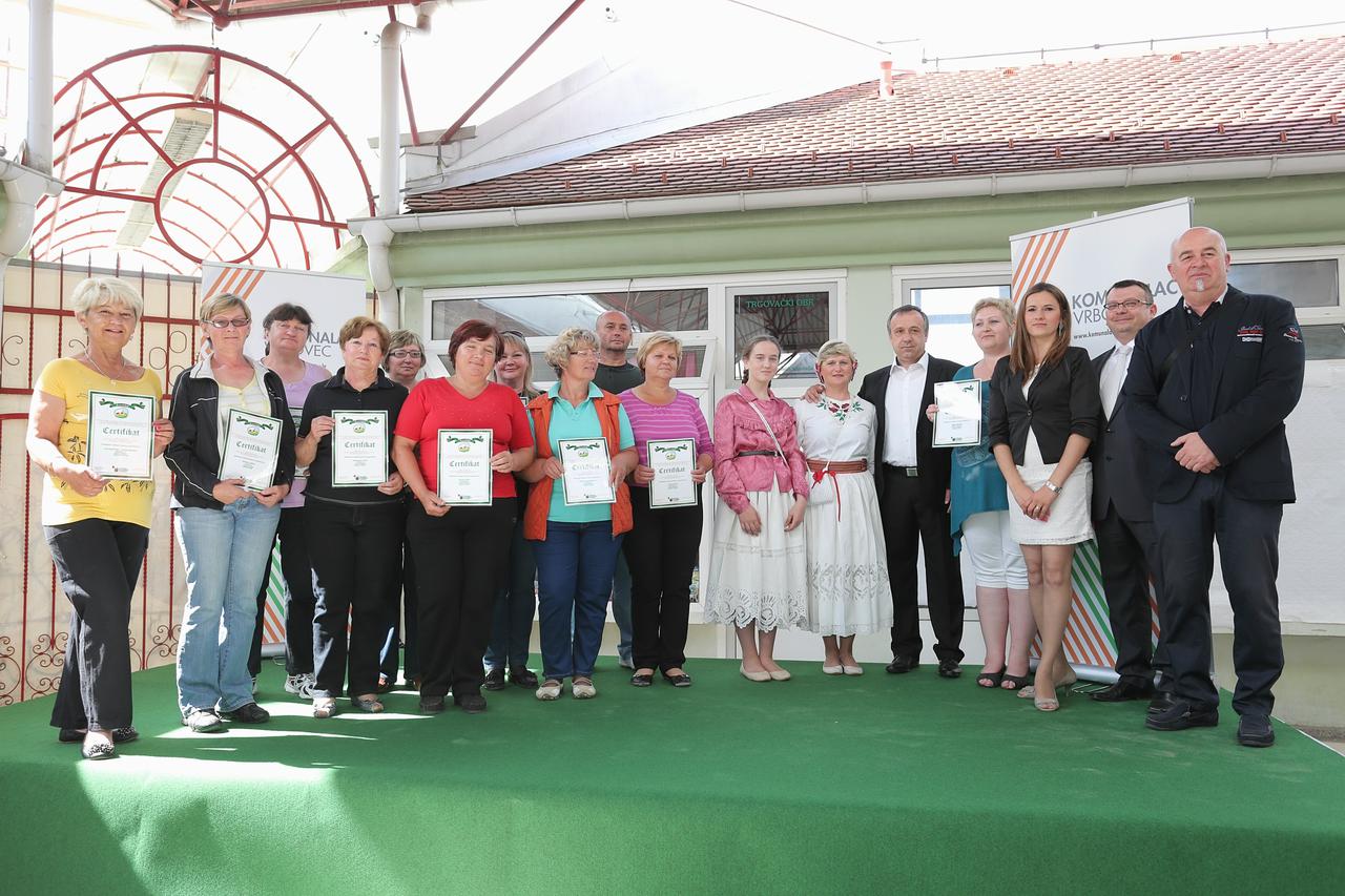 10.05.2015., Vrbovec - U prostorijama Gradske trznice odrzano je prvo izdanje Seljacke trznice na kojoj se prodaju samo proizvodi s Obiteljskih poljoprivrednih gospodarstava, u sklopu koje su poljoprivrednicima dodjeljeni OPG certifikati.  Photo: Tomislav