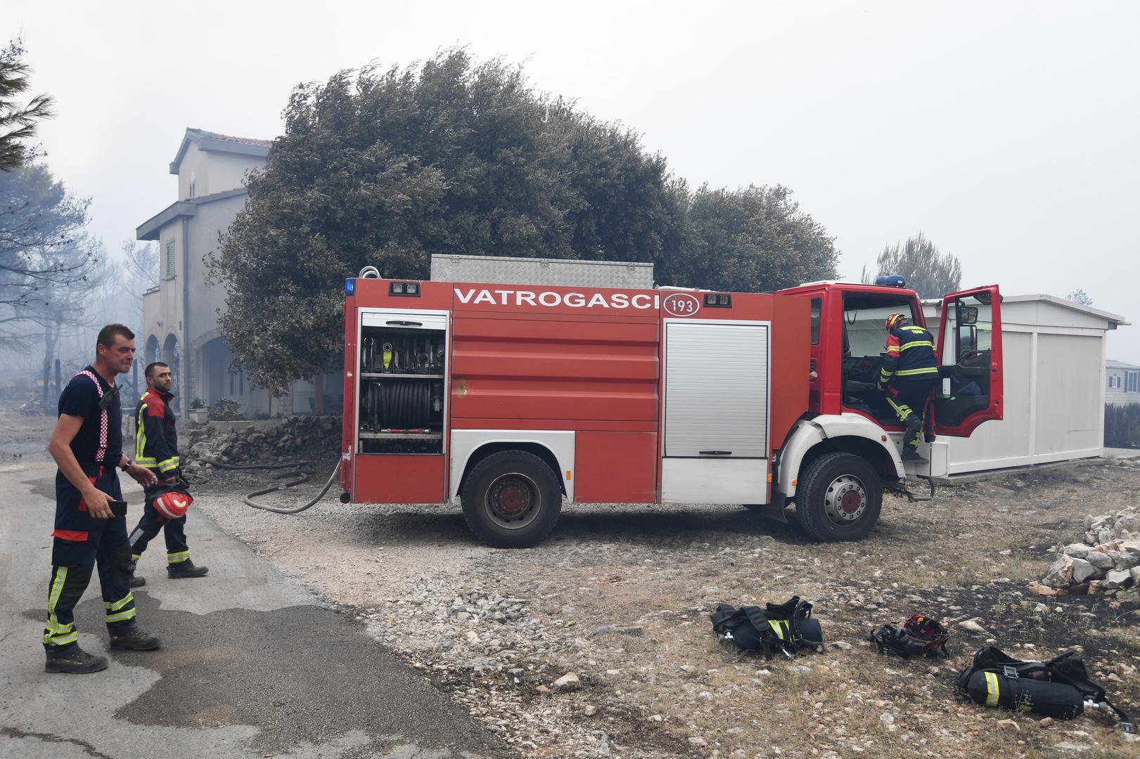 Zbog jakih udara vjetra požar koji je iza 11 sati buknuo kod Grebaštice u blizini Šibenika još uvijek nije pod kontrolom i širi se nošen jugom, zahvatio je i stambene objekte, a stožer civilne zaštite odlučio je da se evakuirani stanovnici smjeste u sportsku dvoranu Baldekin