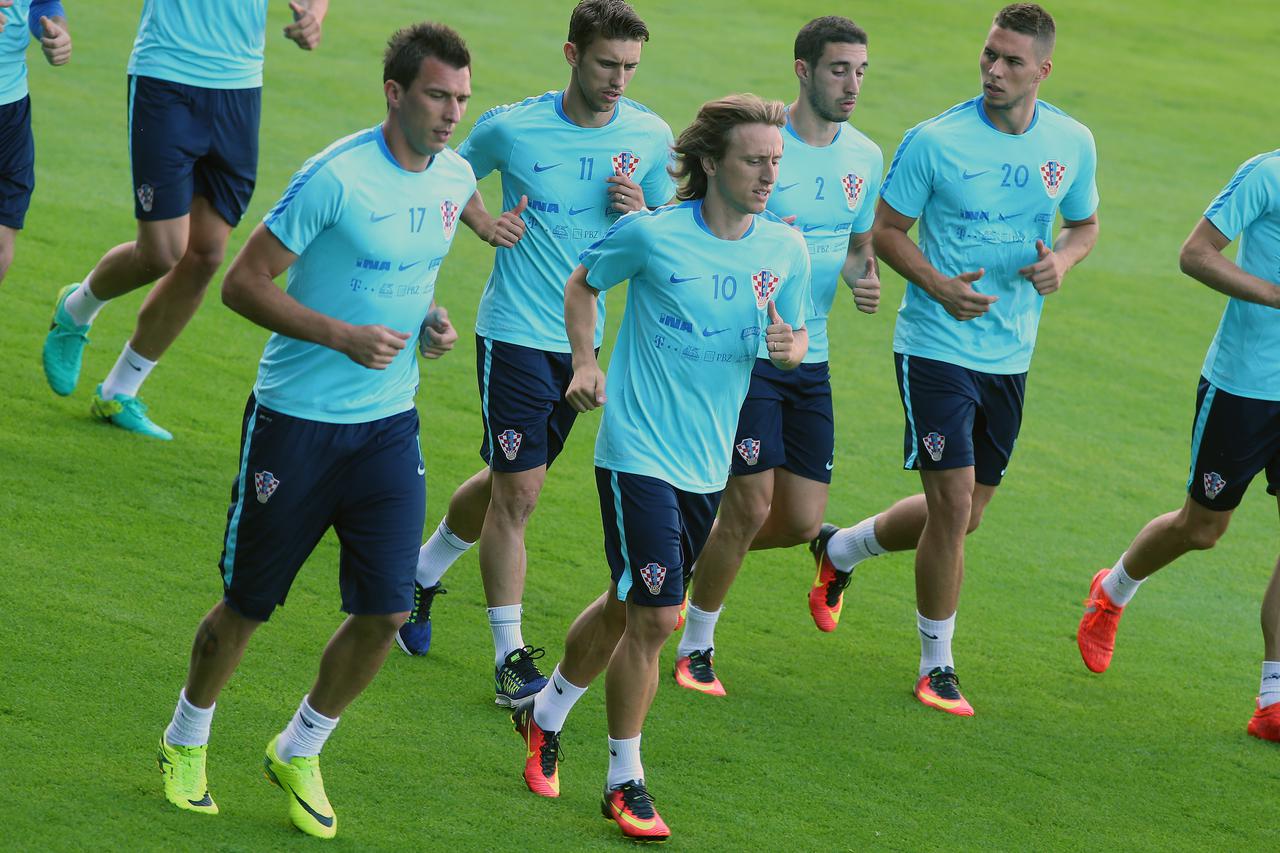 29.08.2016., Zagreb - Na terenu Hitrec Kacijan, hrvatska nogometna reprezentacija odradila je prvi zajednicki trening uoci utakmice sa reprezentacijom Turske. Mario Mandzukic, Luka Modric, Josip Pivaric, Sime Vrsaljko, Marko Pjaca. Photo: Jurica Galoic/PI