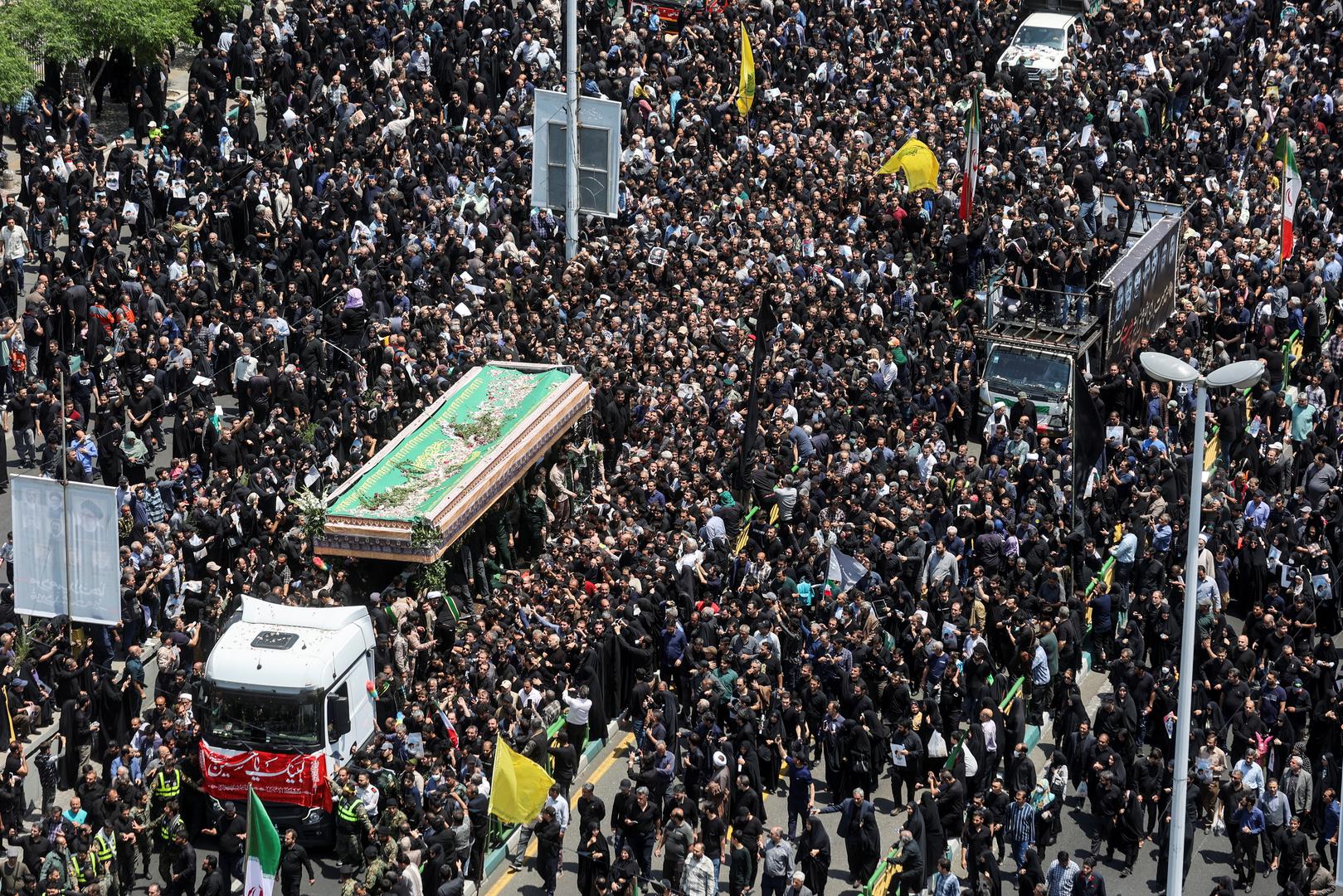 Srijeda je proglašena državnim praznikom i stanovnici Teherana su na svoje telefone primili poruke u kojima su ih pozivali da "dođu na pogreb mučenika".