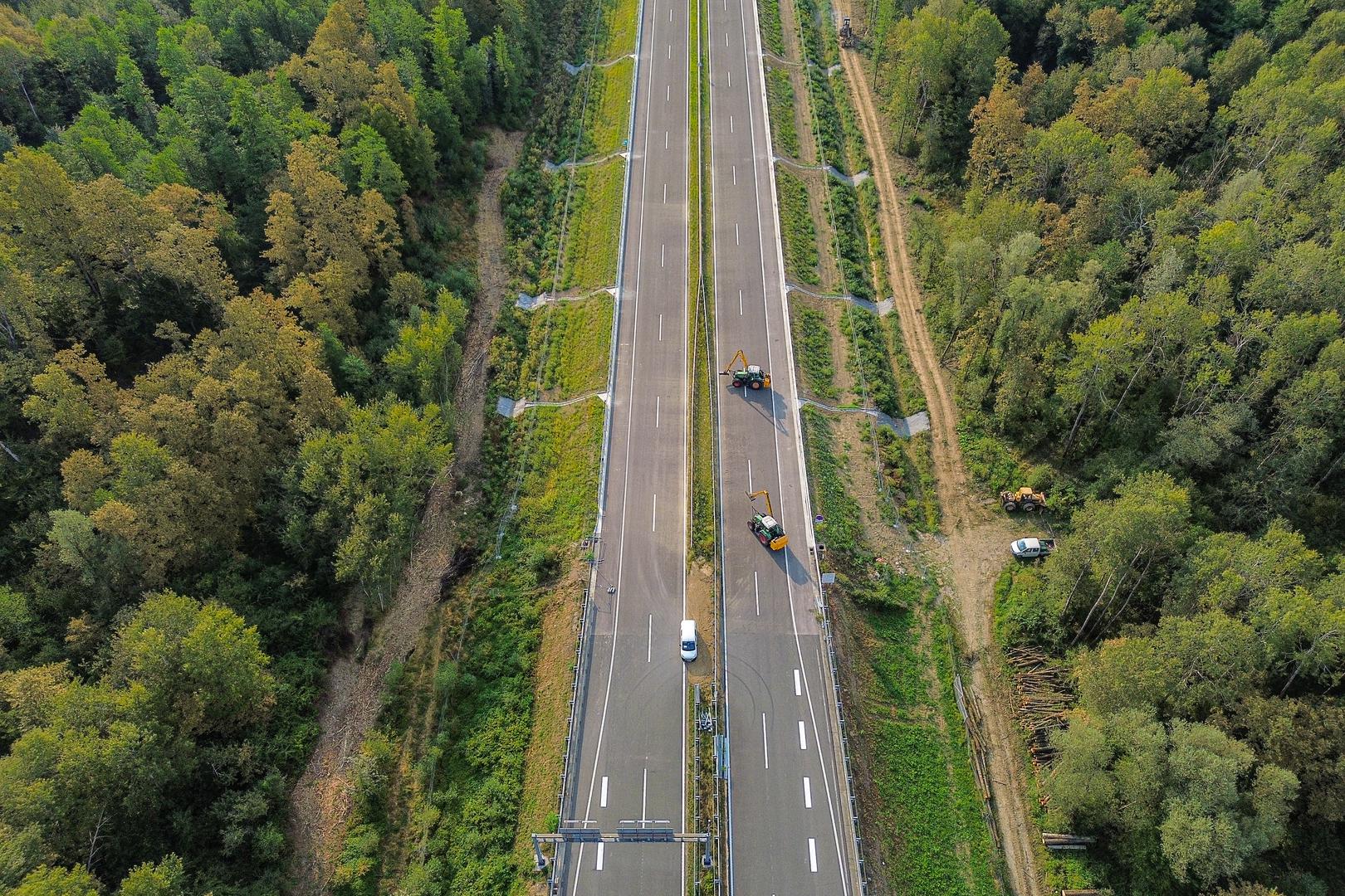 Ova autocesta ukupne dužine 47,5 kilometara predstavlja ključnu prometnu poveznicu između glavnog grada i Sisačko-moslavačke županije, koja je s godinama doživjela znatna infrastrukturna kašnjenja.
