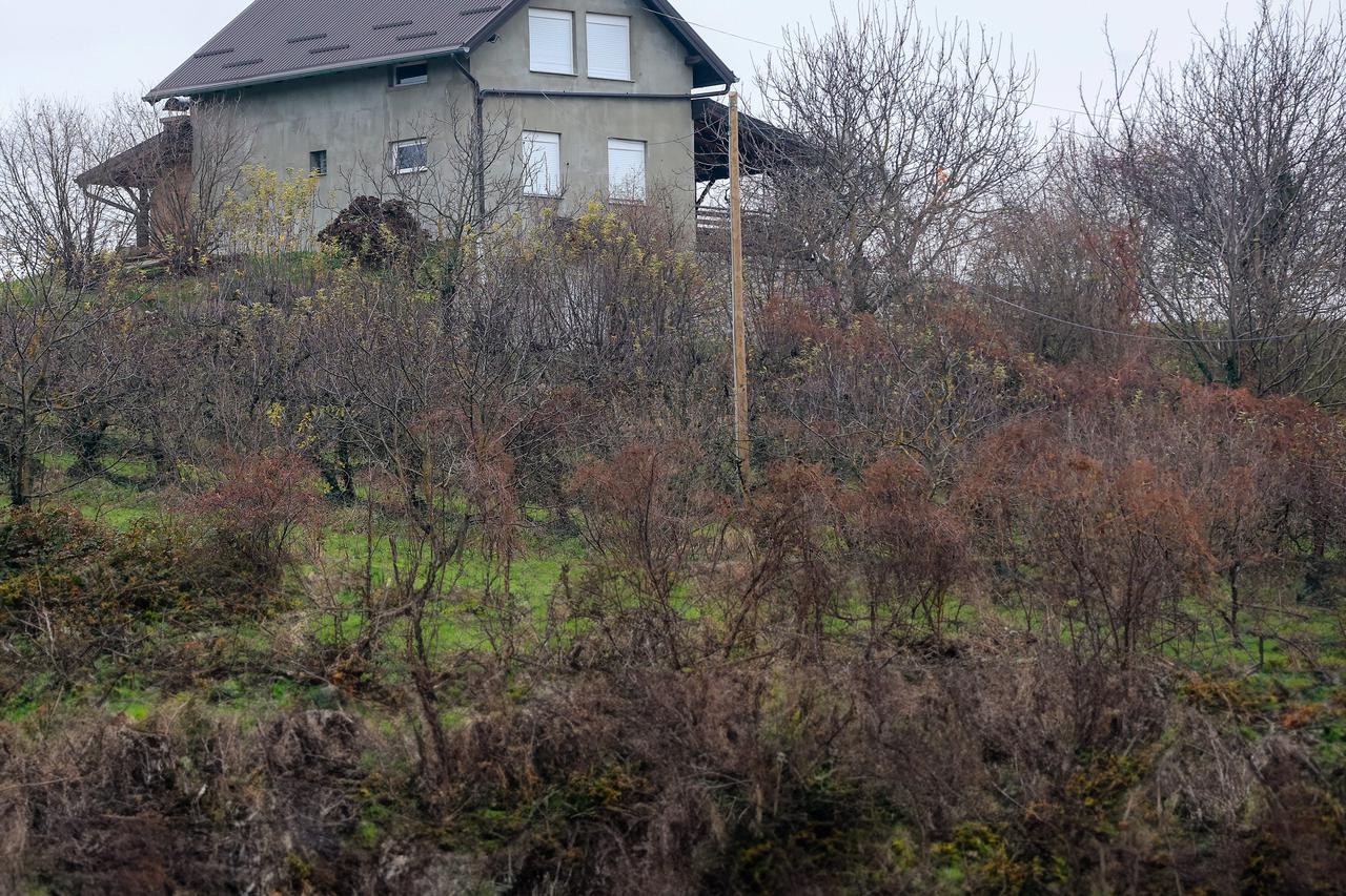 Ljubej Kalnicki - Otkrice u opcini Ljubescica gdje su dva zakopana tijela novorodjencadi pronadjena u sumi pokraj obiteljske kuce