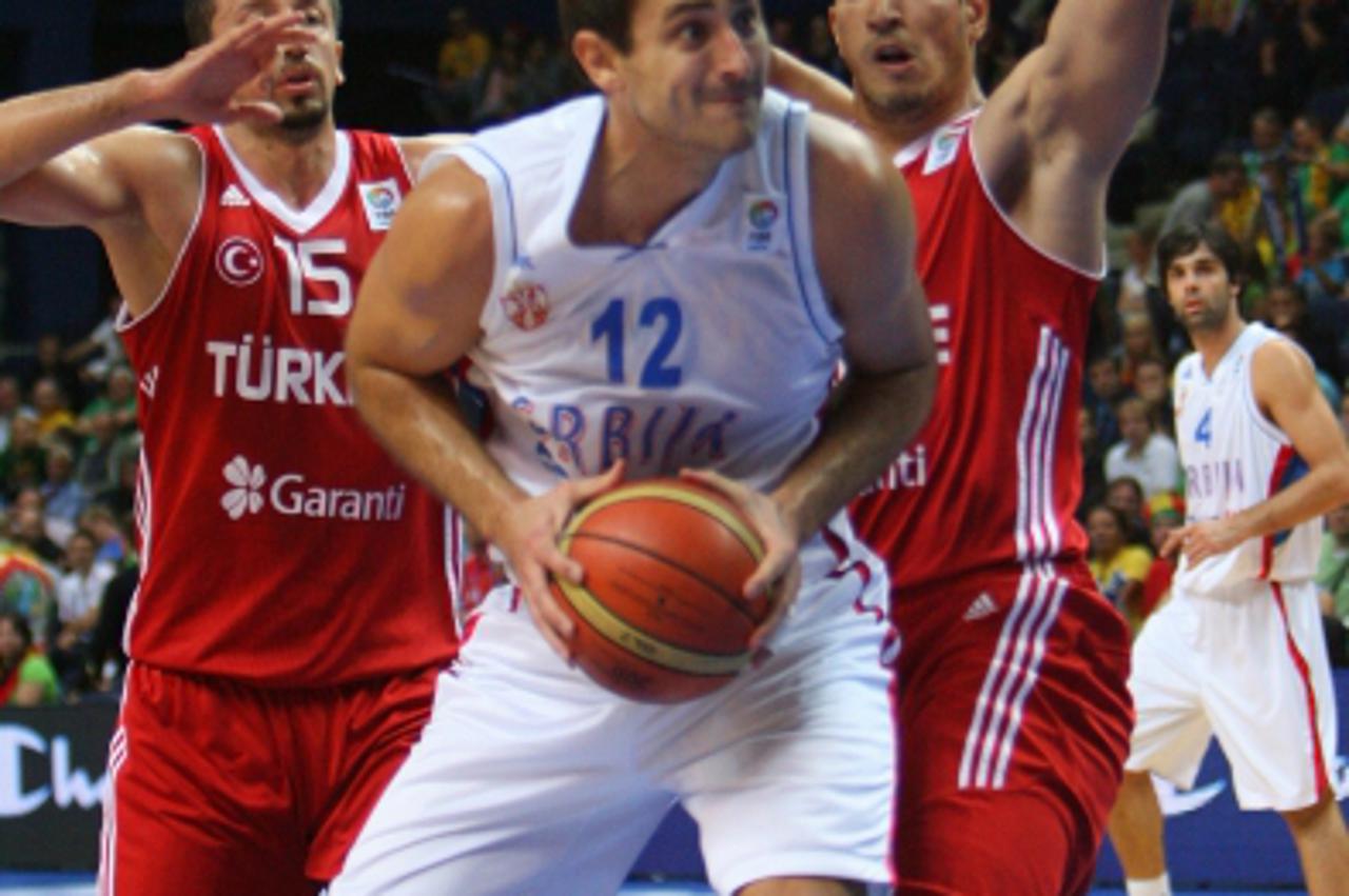 'Serbia\'s Nenad Krstic (C) vies with Turkey\'s Hidayet Turkoglu (L) during their EuroBasket 2011, group E, 2nd round, qualification match between Serbia and Turkey in Vilnius, on September 11, 2011. 