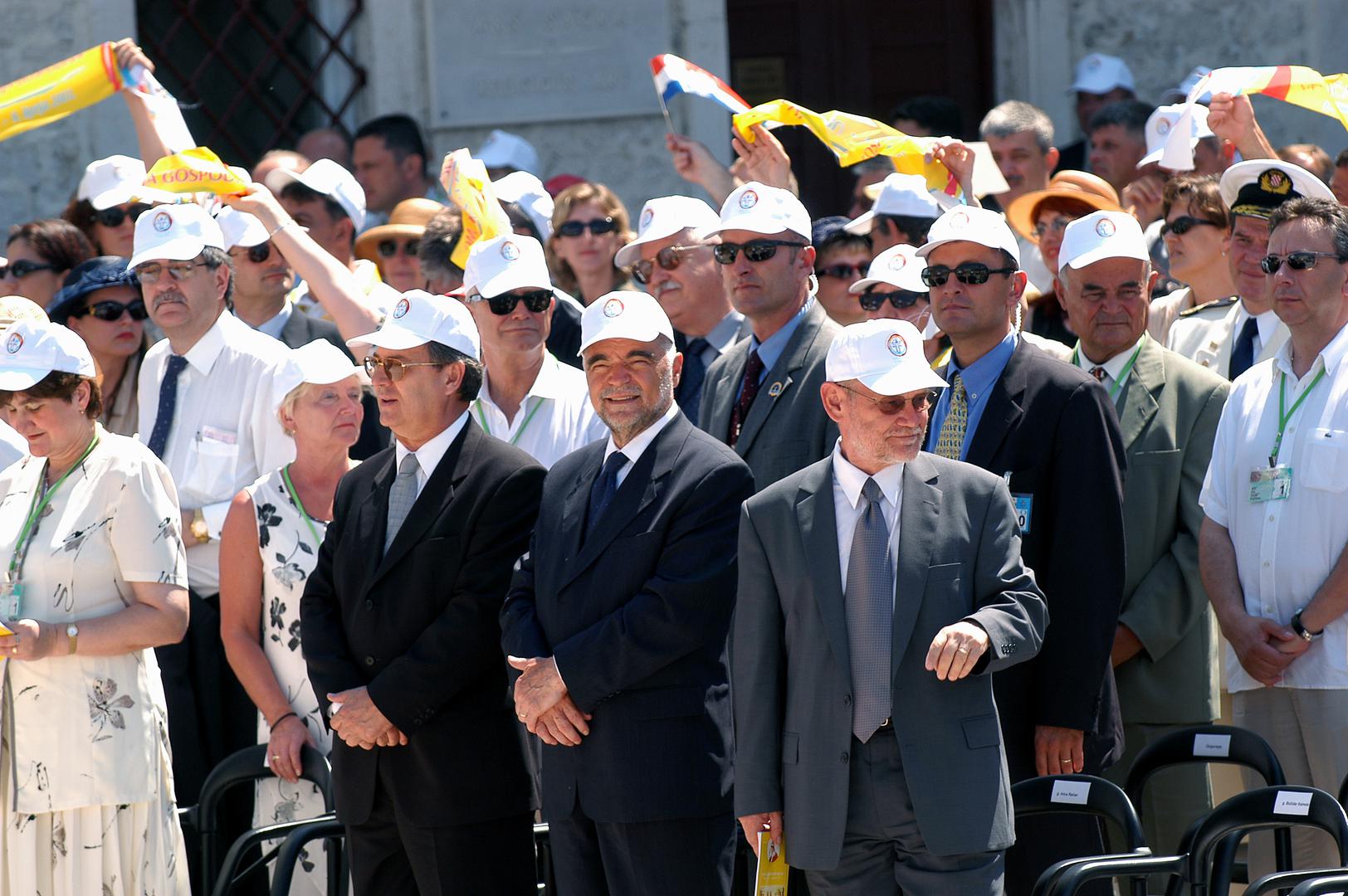 8 i 9.06.2003., Zadar, Hrvatska - Sveti otac Ivan Pavao II. svoj treci pohod Hrvatskoj zavrsio je susretom s vjernicima u Zadru, gdje je odrzao svetu misu na Forumu. Predsjednik Hrvatskog sabora Zlatko Tomcic, predsjednik RH Stjepan Mesic, premijer Ivica Racan. Photo: Sinisa Hancic/PIXSELL