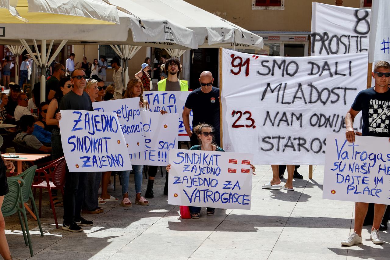 Zadarski vatrogasci prosvjedovali zbog niskih plaća