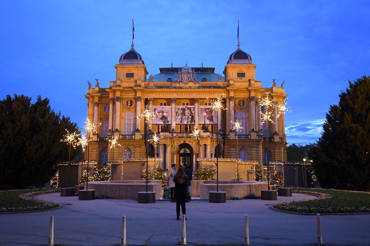 Zgrada HNK Zagreb ukrašena povodom Adventa