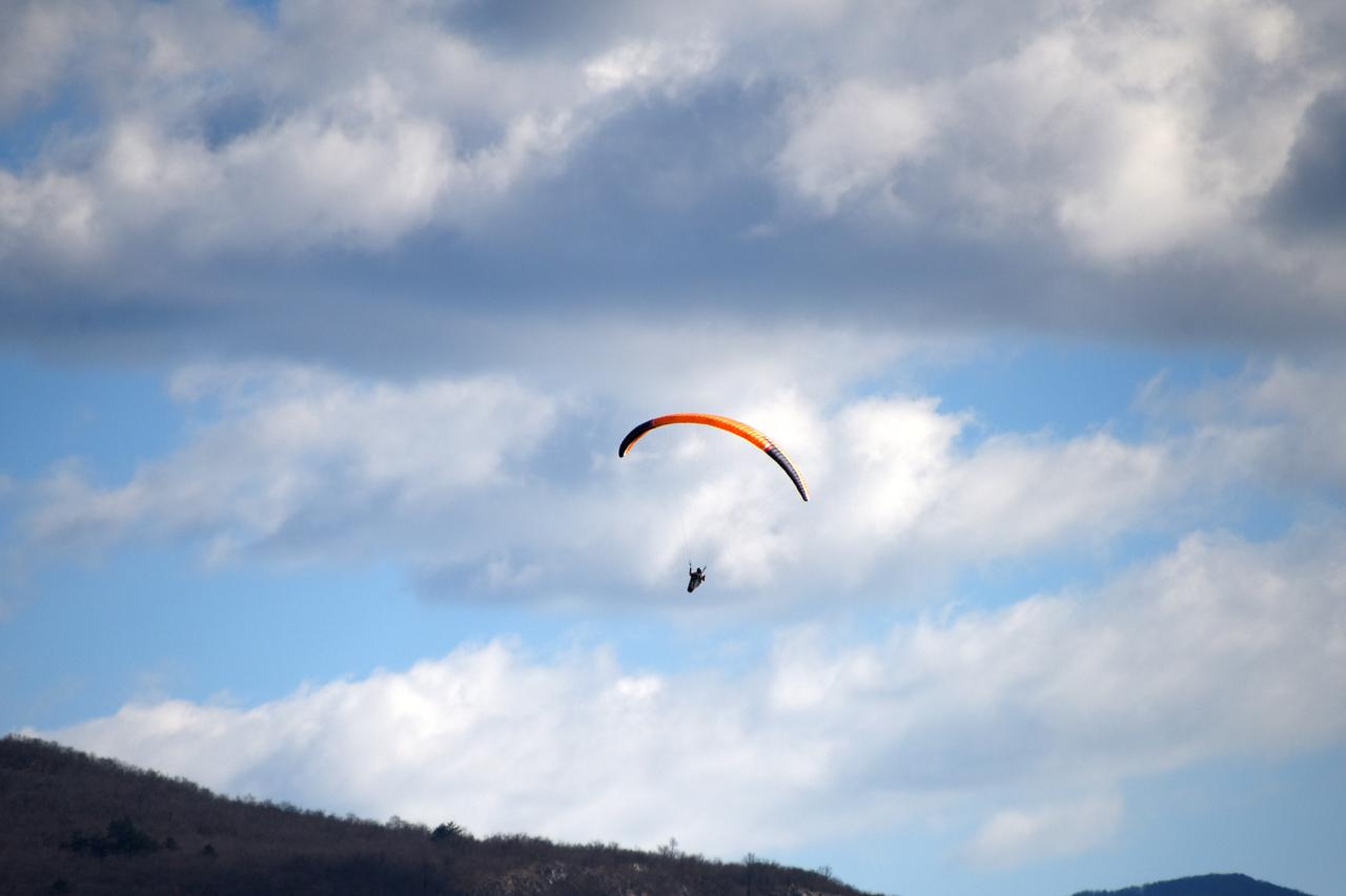 Rocko Polje: Paraglajdingom sa Cicarije