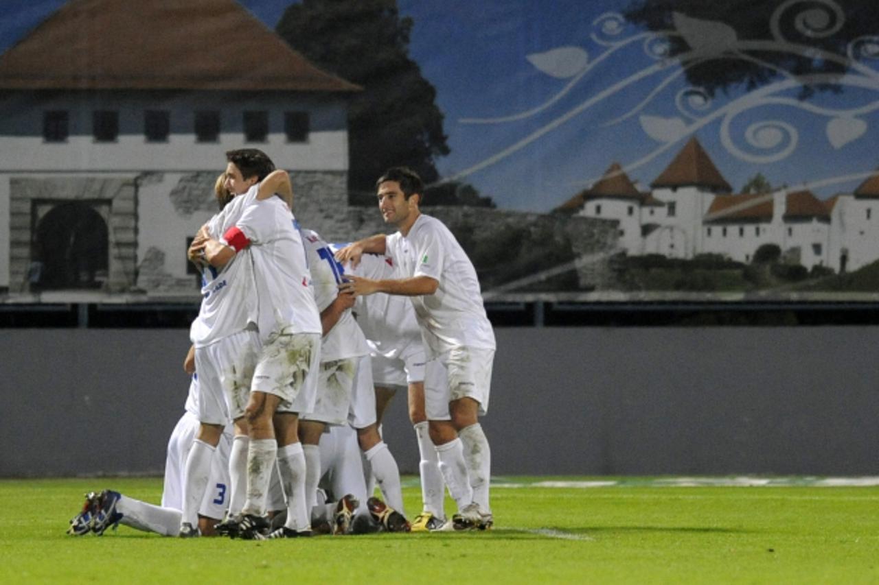 'sport 27.09.2009....varazdin... 9. kolo hnl-a izmedju varteksa i karlovca, slavlje igraca karlovca nakon pobjede  snimio: darko gorenak'