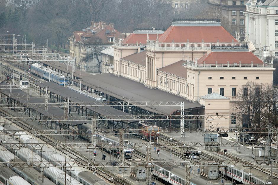 Panoramski pogled na kolosijeke Glavnog kolodvora u sredistu grada