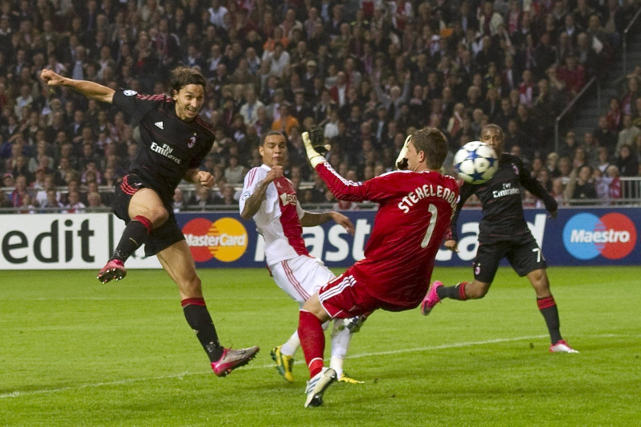 \'AC Milan\'s Zlatan Ibrahimovic (L) scores against Ajax Amsterdam during their Champions League Group G soccer match in Amsterdam September 28, 2010. REUTERS/Toussaint Kluiters/United Photos (NETHERL