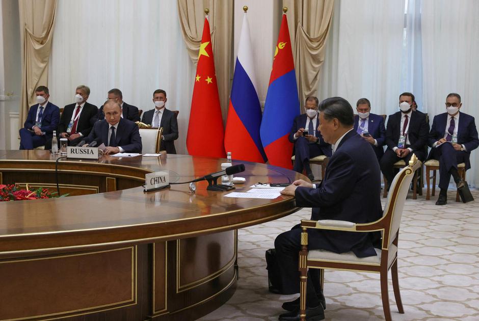 Russian President Vladimir Putin meets with Chinese President Xi Jinping and Mongolian President Ukhnaa Khurelsukh in Samarkand