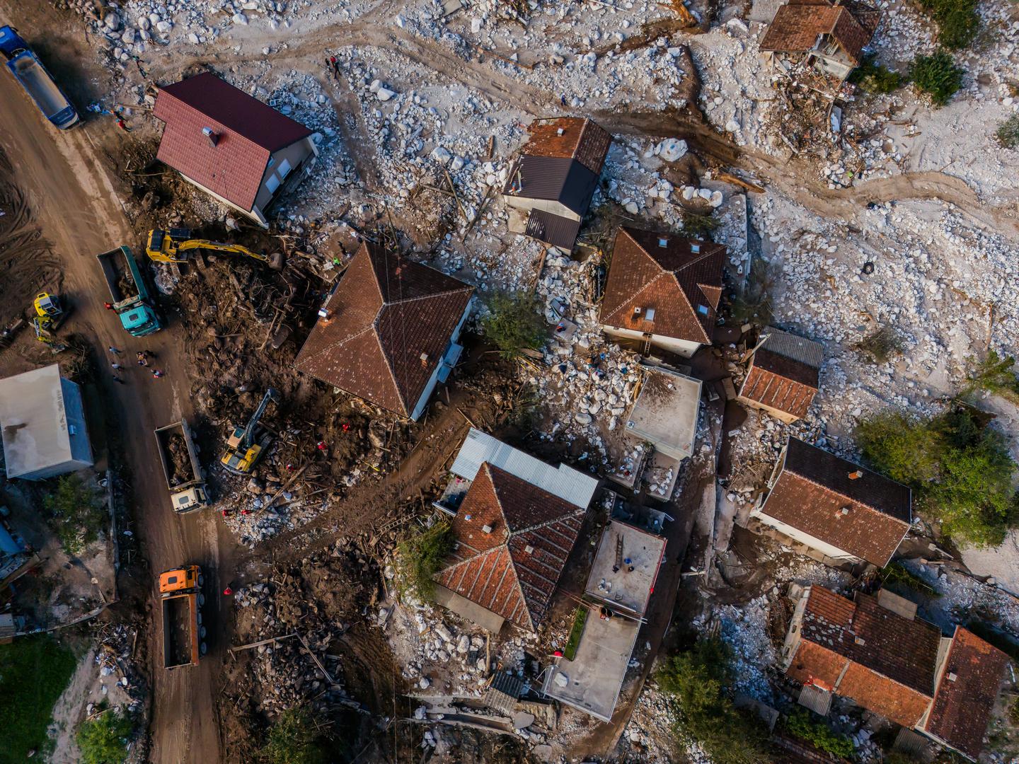 Poplave koje su pogodile BiH uzele su više 21 života. U utorak je dan žalosti dok spasilačke ekipe nastavljaju potragu za nestalima u poplavama i odronima koje su prošlog tjedna pogodile sjeverni dio Hercegovine i središnje Bosne.