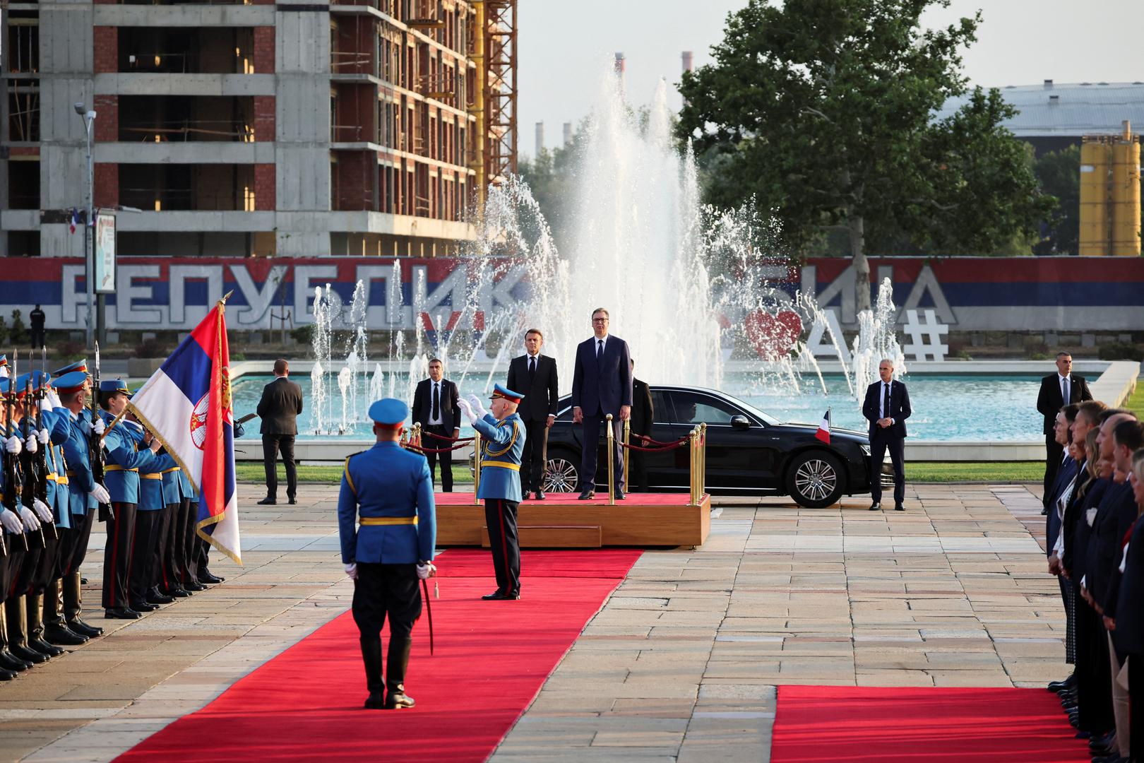 Serbian President Aleksandar Vucic and French President Emmanuel Macron inspect an honour guard outside the Palace of Serbia building in Belgrade, Serbia, August 29, 2024. REUTERS/Djordje Kojadinovic Photo: DJORDJE KOJADINOVIC/REUTERS