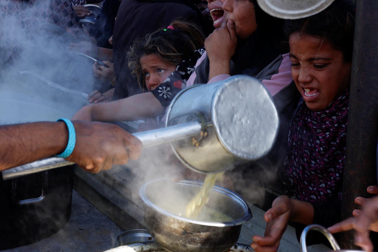 storyeditor/2024-12-05/2024-12-04T141009Z_164950636_RC2AIBAT2Y8Y_RTRMADP_3_ISREAL-PALESTINIANS-GAZA-FOOD.JPG