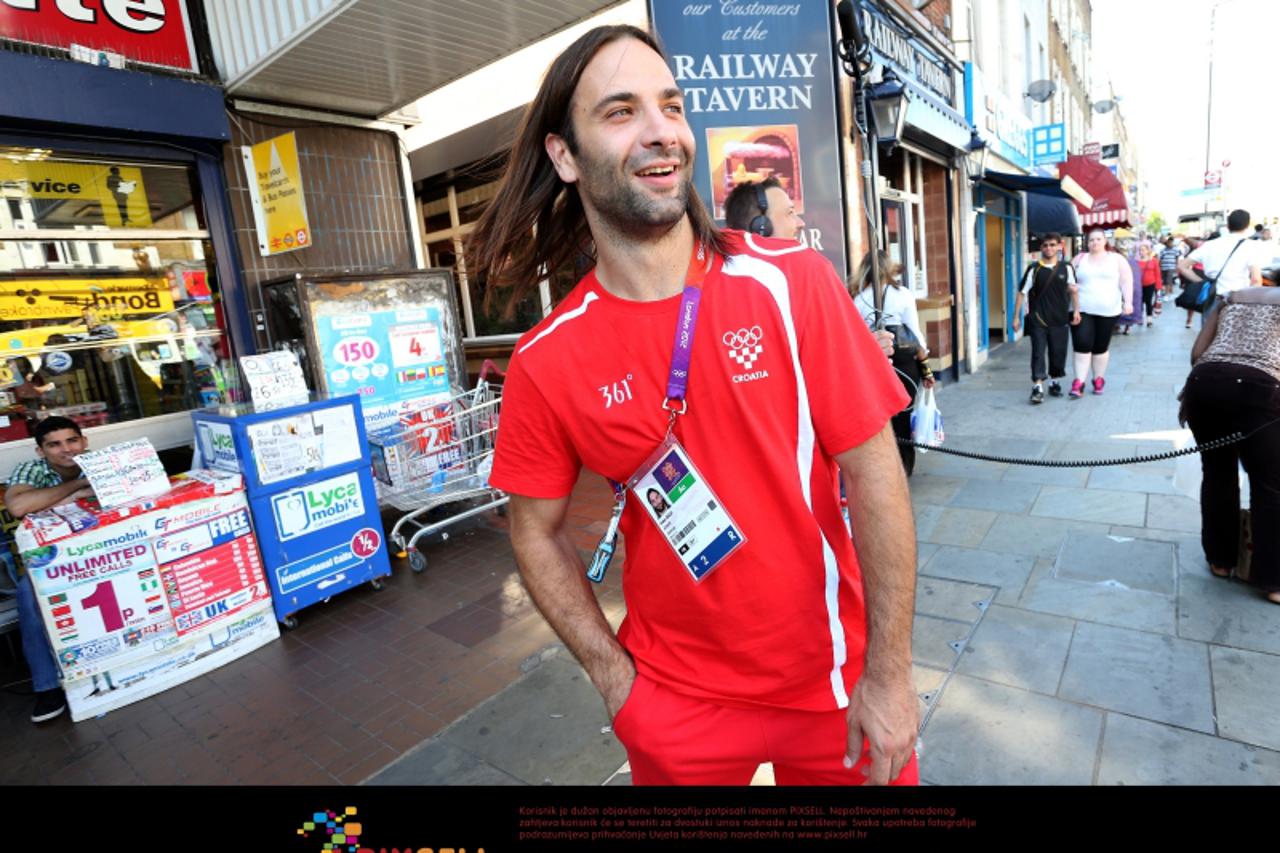 '26.07.2012., London - Ivano Balic sa svojim suigracima Dragom Vukovicem, Zlatkom Horvatom i Domagojem Duvnjakom posjetio je Londonsku metro postaju Dalston Kingsland koja ce za vrijeme OI-ja nositi n