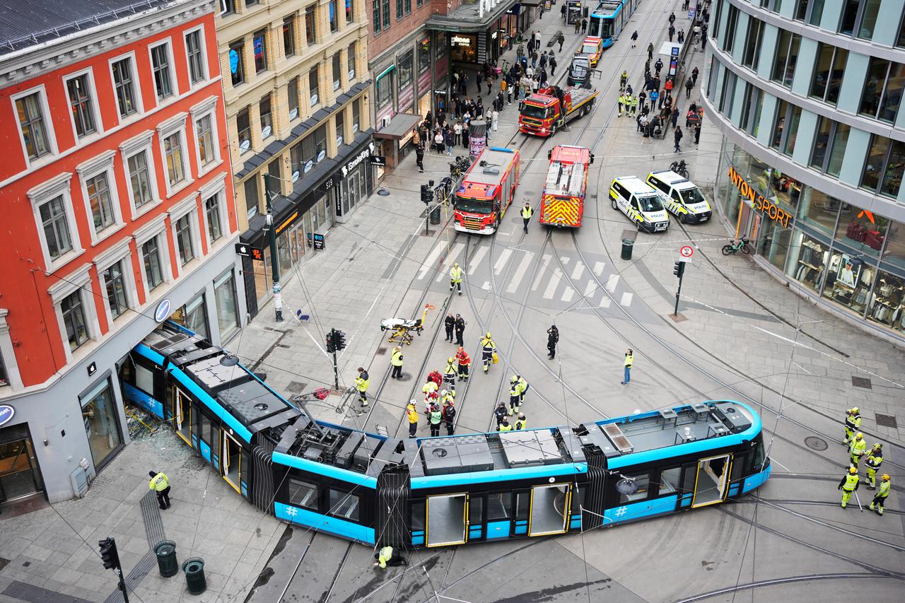 Tram crashes into building in Oslo