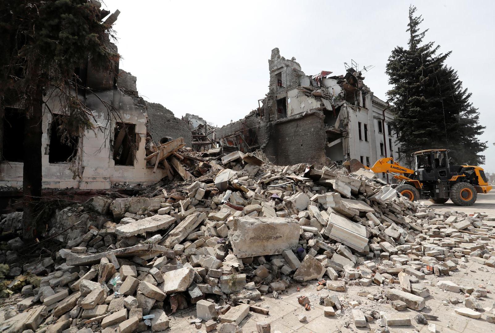 Emergency management specialists and volunteers remove the debris of a theatre building destroyed in the course of Ukraine-Russia conflict in the southern port city of Mariupol, Ukraine April 25, 2022. REUTERS/Alexander Ermochenko Photo: Alexander Ermochenko/REUTERS